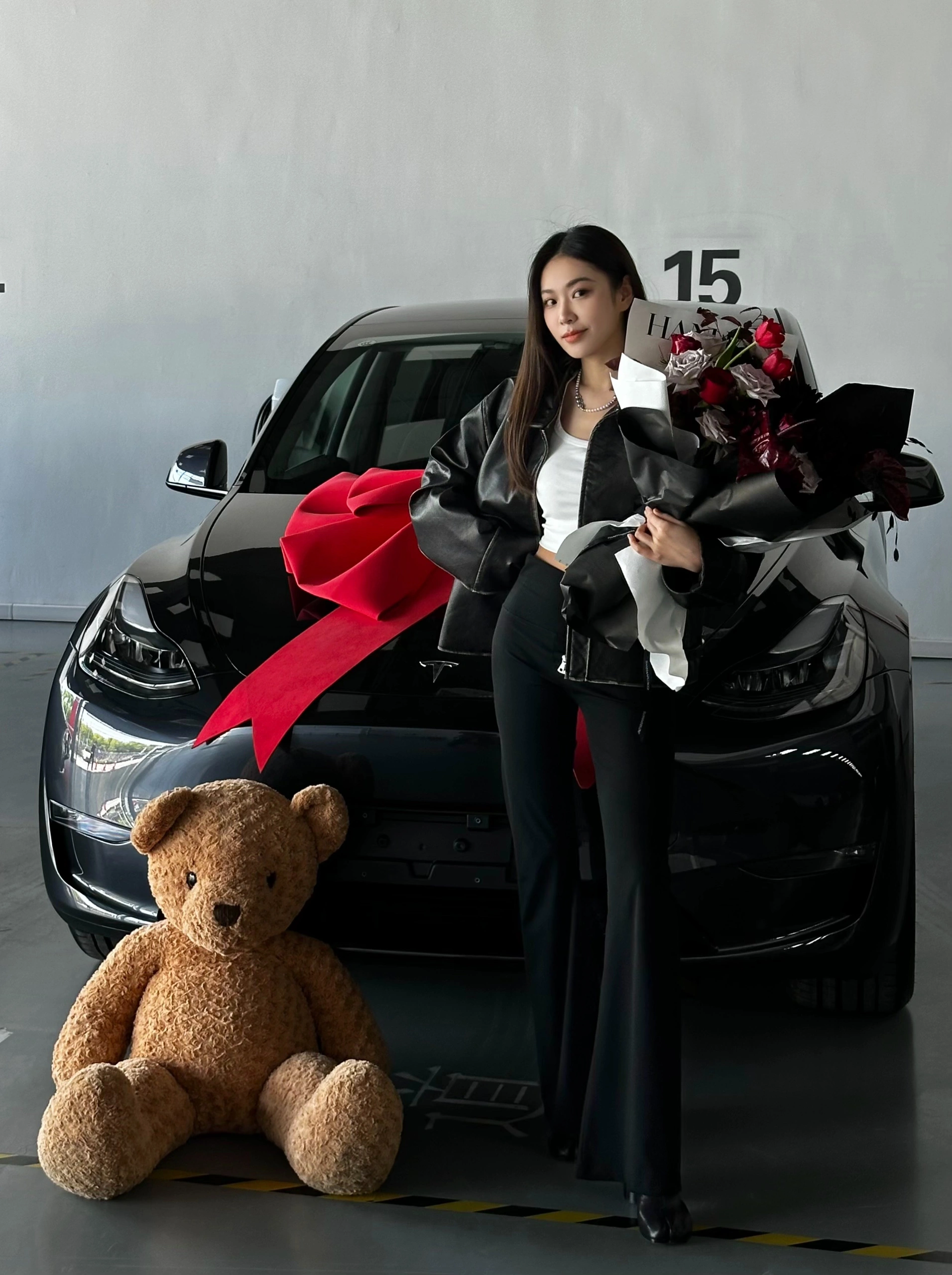 喜提大玩具🚗 成为毛豆歪车主的第一天
提车小姐姐人超nice一直帮我各种找角度拍好看的照片🥹
希望过两天能选到心仪的号码！
	
#提车日记 #特斯拉 #Ootd @VCjessica