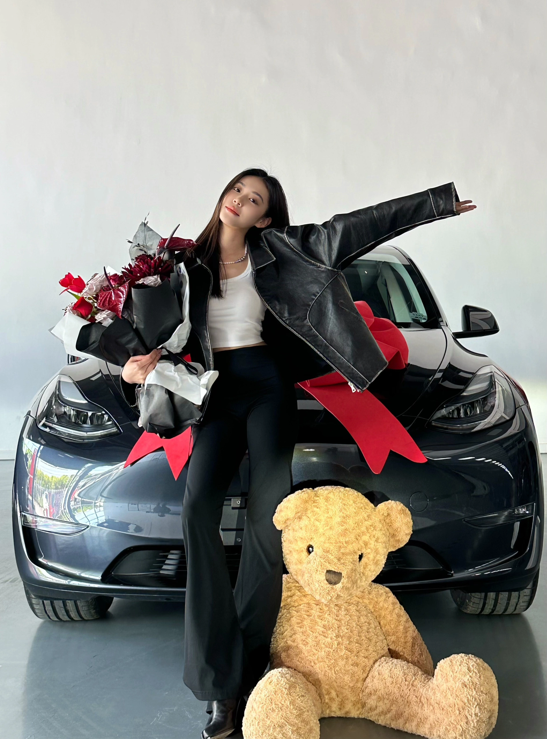 喜提大玩具🚗 成为毛豆歪车主的第一天
提车小姐姐人超nice一直帮我各种找角度拍好看的照片🥹
希望过两天能选到心仪的号码！
	
#提车日记 #特斯拉 #Ootd @VCjessica