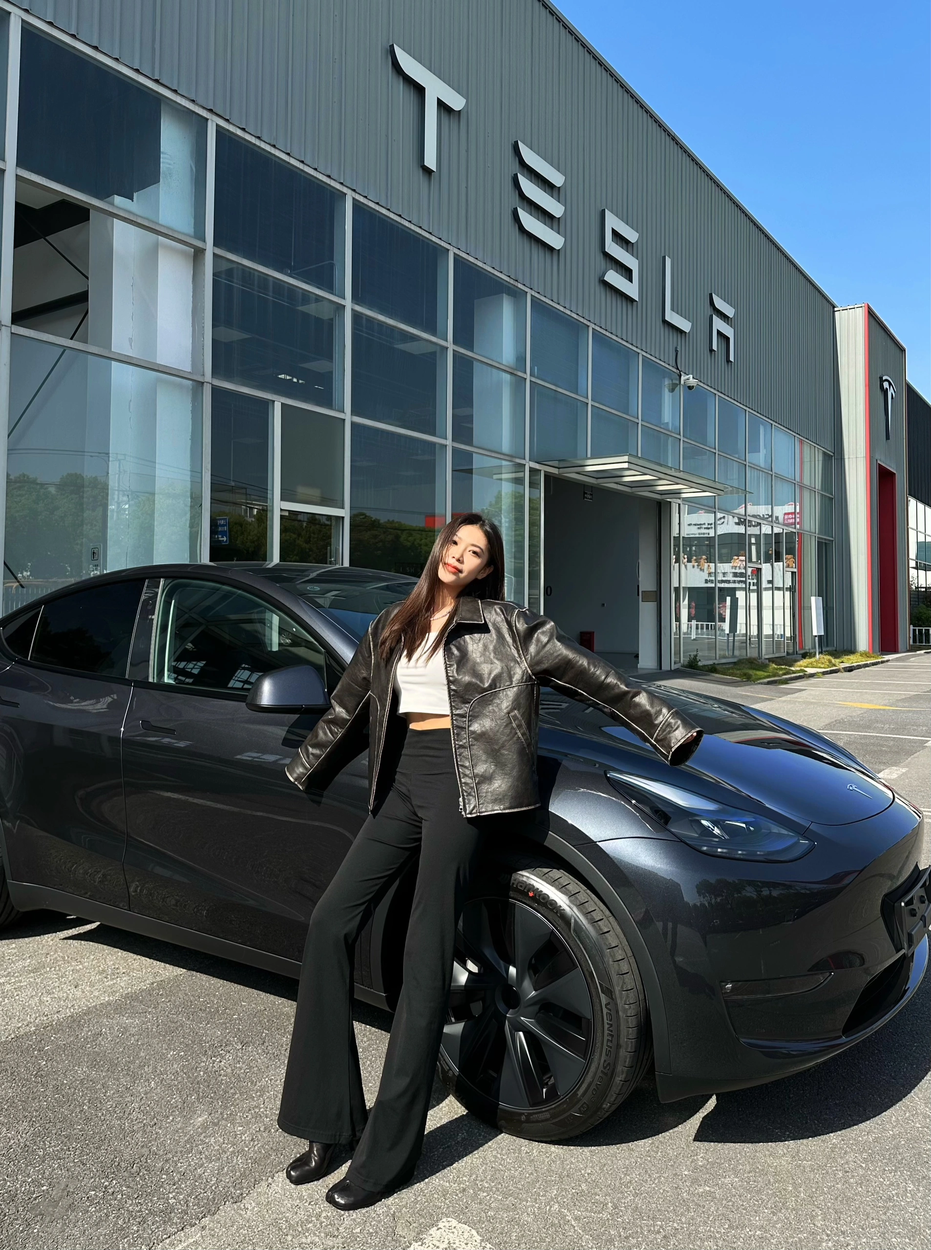喜提大玩具🚗 成为毛豆歪车主的第一天
提车小姐姐人超nice一直帮我各种找角度拍好看的照片🥹
希望过两天能选到心仪的号码！
	
#提车日记 #特斯拉 #Ootd @VCjessica