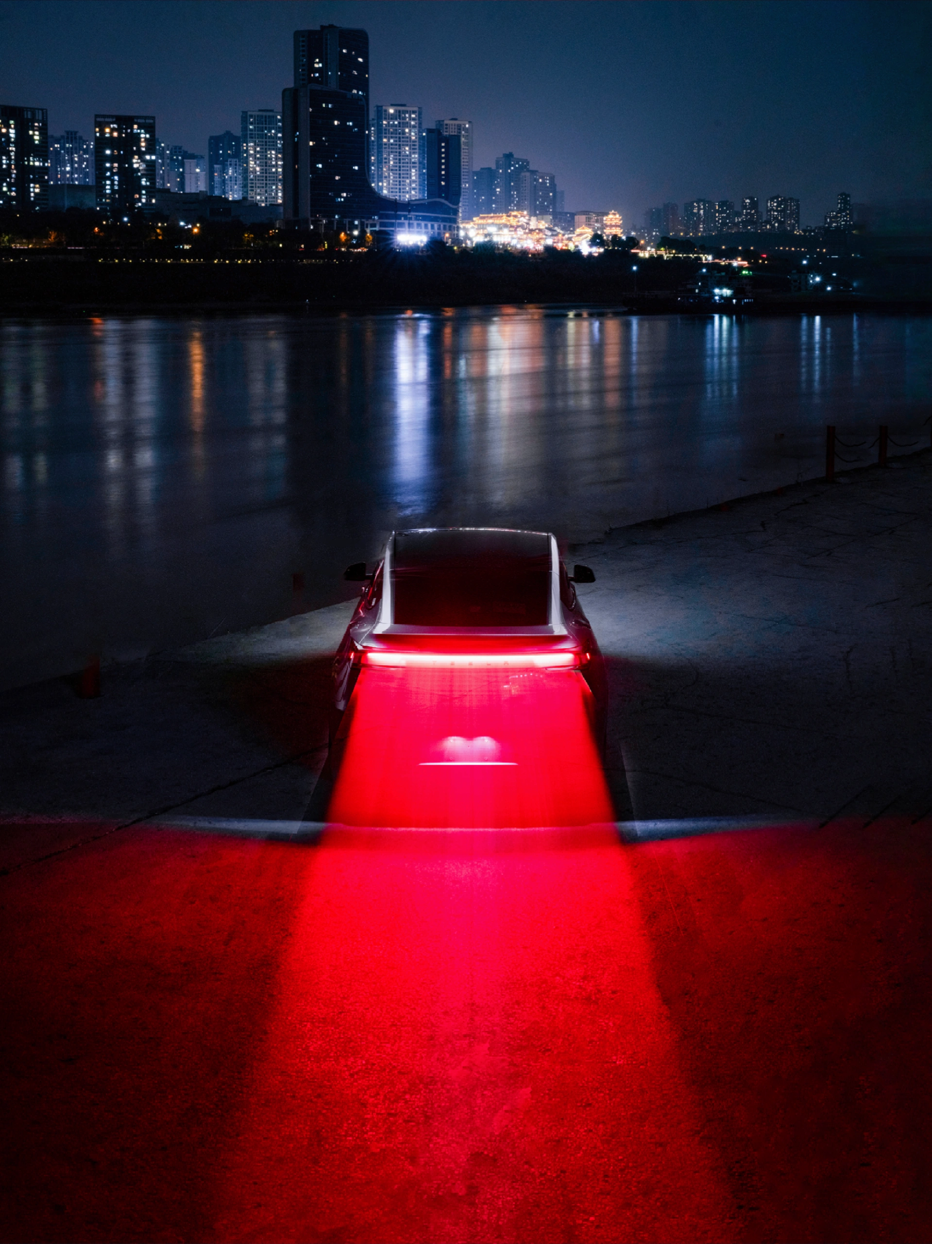 答应我📷下次拍车试试长曝光 汽车摄影干货，先收藏后看
[星R]现场花絮在最后三图[星R]
相机📷富士GFX100II
出镜🚗焕新ModelY
地点[打卡R]重庆渔秋浩码头
以封面图为例，拍摄步骤——
[一R]参数设置
找一处高机位（我是站在露营车顶上），架好三脚架，手动曝光模式，快门15秒，感光100，光圈f11
[二R]拍第一张光轨
先拍尾灯光轨，焕新ModelY漫反射式尾灯刚好能拉出一条红色光带，跟开车的小伙伴商量好出发和停车的位置，调整好相机构图即可拍摄
[三R]拍二张车
拍好第一张光轨后，车到停止位置保持不动，相机也保持不动，再给车身打光，确保车身曝光OK
Tips：想知道如何给车身打光的小伙伴请留言
[四R]拍第三张背景
相机继续不动，再选一个合适的曝光值曝亮背景
[五R]PS合成
后期合成方法很简单，如果有不知道如何合成的小伙伴请留言，有需要我单独展开一篇笔记
[六R]注意
拍摄过程中确保相机位置全程不动，合成前检查三张照片的色温是否一致，如果不一致的话在CameraRAW里调整
[星R]关于车
这是我第一次试驾特斯拉焕新ModelY，外观内饰变化之前静态拍摄时分享过，开起来最明显感受🈶三点
1⃣升级后减震更舒服，整体底盘质感更高级了
2⃣四门双层玻璃让车内静音效果明显提升
3⃣转向灯拨杆好评（懂得都懂[偷笑R]）
更多摄影干货持续更新，欢迎收藏，欢迎关注[红色心形R]
谢谢@汽车薯  邀请
#公路映画 #汽车摄影 #拍车
#摄影干货 #重庆拍车 #种草此CAR
#长曝光 #山城就开特斯拉
#焕新ModelY #我的上头车 @凯哥-公路映画