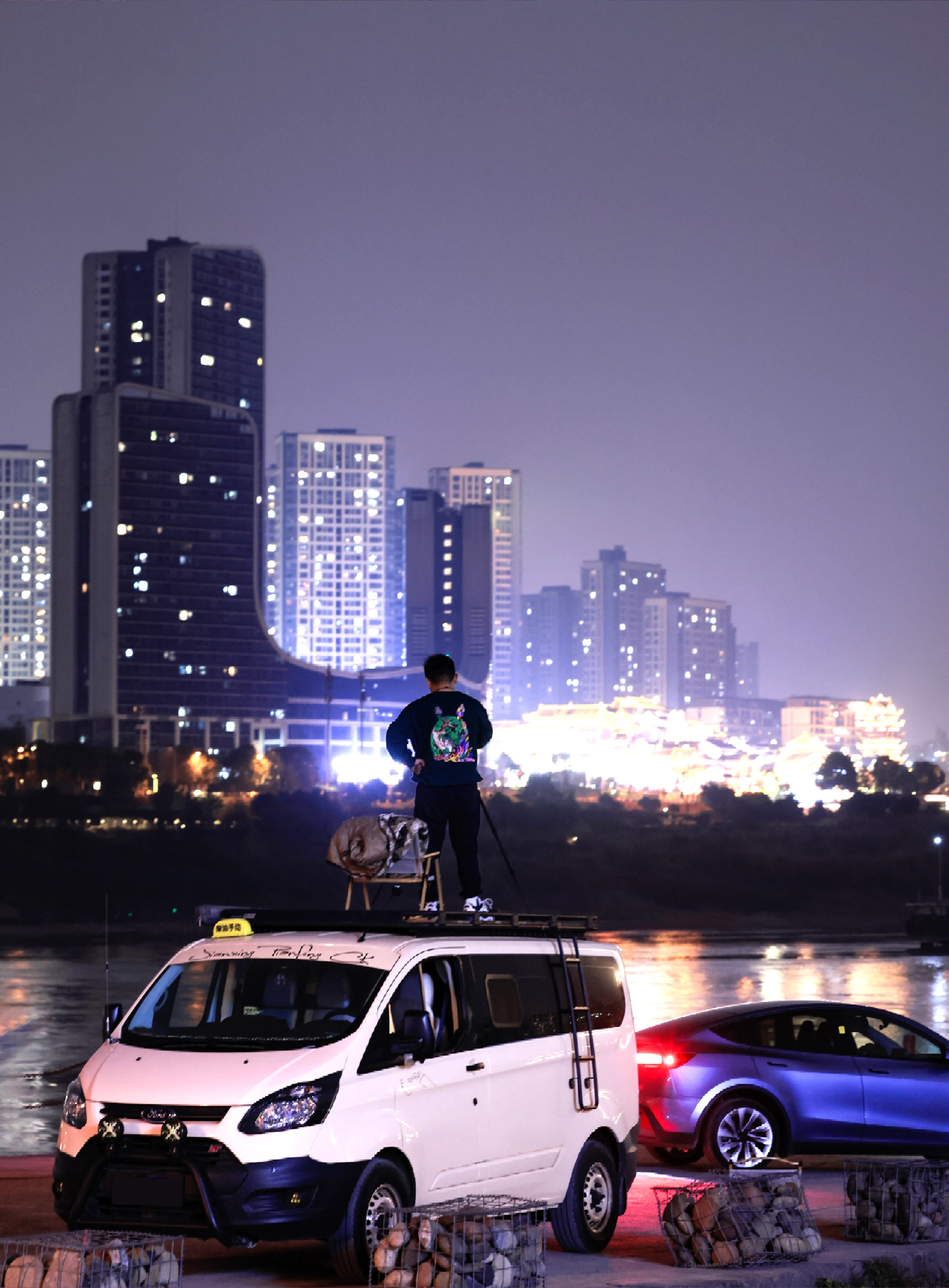 答应我📷下次拍车试试长曝光 汽车摄影干货，先收藏后看
[星R]现场花絮在最后三图[星R]
相机📷富士GFX100II
出镜🚗焕新ModelY
地点[打卡R]重庆渔秋浩码头
以封面图为例，拍摄步骤——
[一R]参数设置
找一处高机位（我是站在露营车顶上），架好三脚架，手动曝光模式，快门15秒，感光100，光圈f11
[二R]拍第一张光轨
先拍尾灯光轨，焕新ModelY漫反射式尾灯刚好能拉出一条红色光带，跟开车的小伙伴商量好出发和停车的位置，调整好相机构图即可拍摄
[三R]拍二张车
拍好第一张光轨后，车到停止位置保持不动，相机也保持不动，再给车身打光，确保车身曝光OK
Tips：想知道如何给车身打光的小伙伴请留言
[四R]拍第三张背景
相机继续不动，再选一个合适的曝光值曝亮背景
[五R]PS合成
后期合成方法很简单，如果有不知道如何合成的小伙伴请留言，有需要我单独展开一篇笔记
[六R]注意
拍摄过程中确保相机位置全程不动，合成前检查三张照片的色温是否一致，如果不一致的话在CameraRAW里调整
[星R]关于车
这是我第一次试驾特斯拉焕新ModelY，外观内饰变化之前静态拍摄时分享过，开起来最明显感受🈶三点
1⃣升级后减震更舒服，整体底盘质感更高级了
2⃣四门双层玻璃让车内静音效果明显提升
3⃣转向灯拨杆好评（懂得都懂[偷笑R]）
更多摄影干货持续更新，欢迎收藏，欢迎关注[红色心形R]
谢谢@汽车薯  邀请
#公路映画 #汽车摄影 #拍车
#摄影干货 #重庆拍车 #种草此CAR
#长曝光 #山城就开特斯拉
#焕新ModelY #我的上头车 @凯哥-公路映画