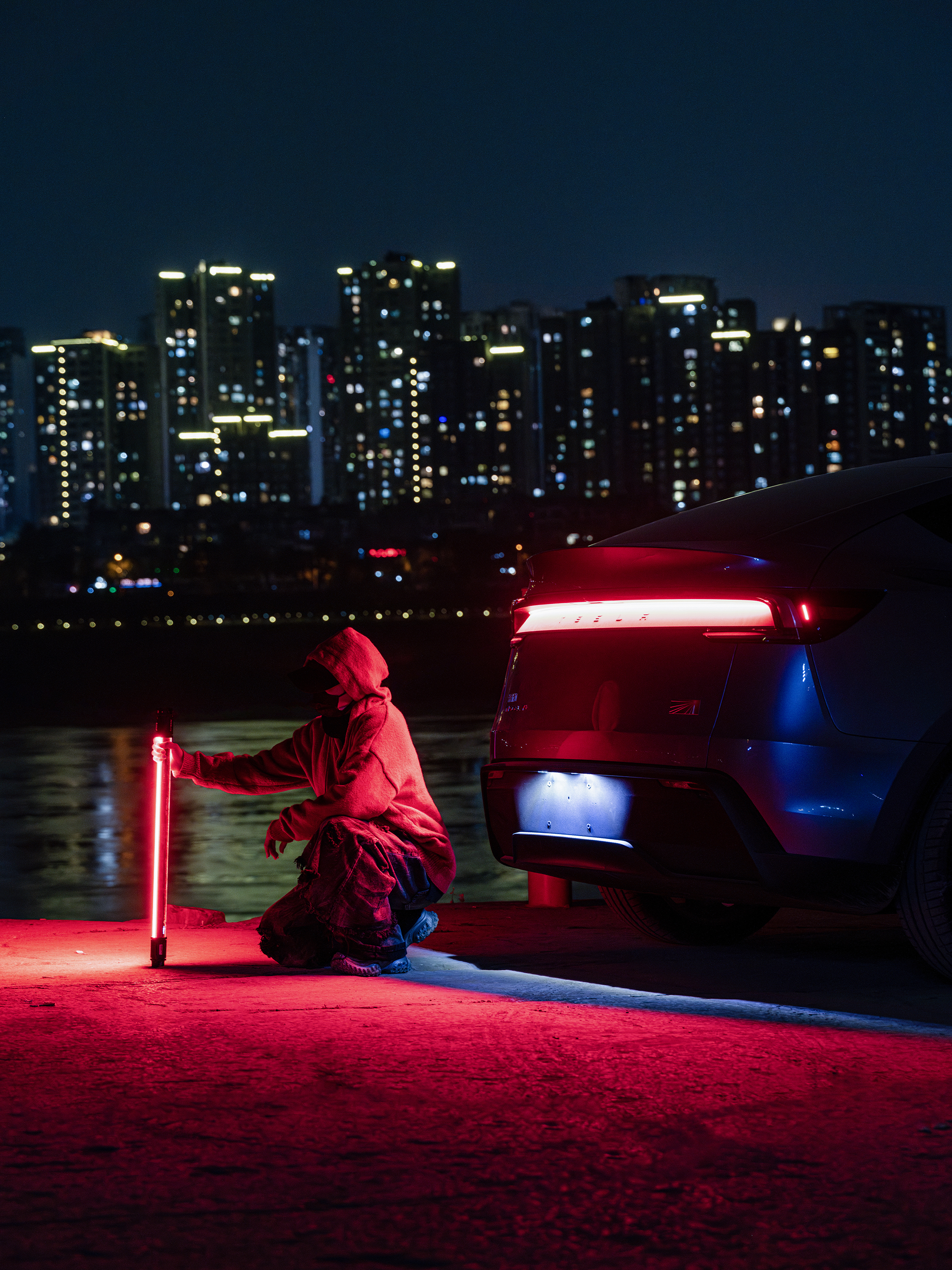 答应我📷下次拍车试试长曝光 汽车摄影干货，先收藏后看
[星R]现场花絮在最后三图[星R]
相机📷富士GFX100II
出镜🚗焕新ModelY
地点[打卡R]重庆渔秋浩码头
以封面图为例，拍摄步骤——
[一R]参数设置
找一处高机位（我是站在露营车顶上），架好三脚架，手动曝光模式，快门15秒，感光100，光圈f11
[二R]拍第一张光轨
先拍尾灯光轨，焕新ModelY漫反射式尾灯刚好能拉出一条红色光带，跟开车的小伙伴商量好出发和停车的位置，调整好相机构图即可拍摄
[三R]拍二张车
拍好第一张光轨后，车到停止位置保持不动，相机也保持不动，再给车身打光，确保车身曝光OK
Tips：想知道如何给车身打光的小伙伴请留言
[四R]拍第三张背景
相机继续不动，再选一个合适的曝光值曝亮背景
[五R]PS合成
后期合成方法很简单，如果有不知道如何合成的小伙伴请留言，有需要我单独展开一篇笔记
[六R]注意
拍摄过程中确保相机位置全程不动，合成前检查三张照片的色温是否一致，如果不一致的话在CameraRAW里调整
[星R]关于车
这是我第一次试驾特斯拉焕新ModelY，外观内饰变化之前静态拍摄时分享过，开起来最明显感受🈶三点
1⃣升级后减震更舒服，整体底盘质感更高级了
2⃣四门双层玻璃让车内静音效果明显提升
3⃣转向灯拨杆好评（懂得都懂[偷笑R]）
更多摄影干货持续更新，欢迎收藏，欢迎关注[红色心形R]
谢谢@汽车薯  邀请
#公路映画 #汽车摄影 #拍车
#摄影干货 #重庆拍车 #种草此CAR
#长曝光 #山城就开特斯拉
#焕新ModelY #我的上头车 @凯哥-公路映画