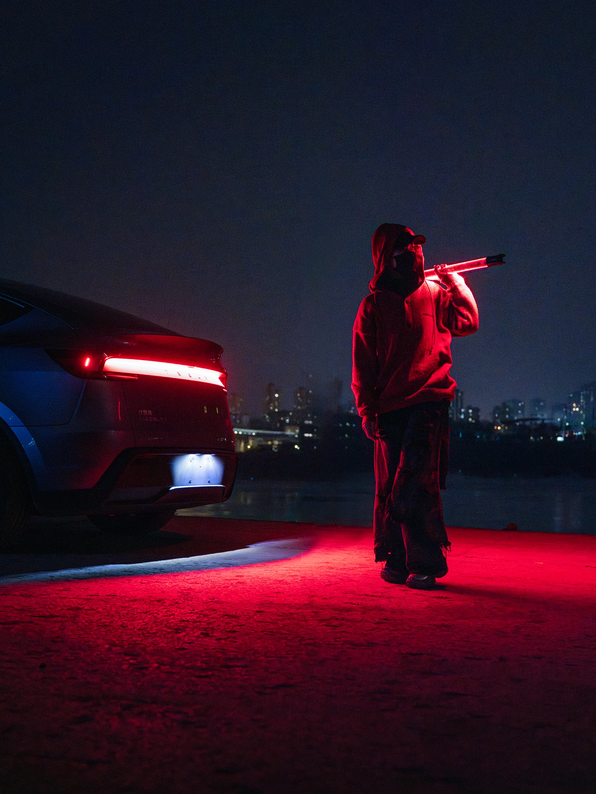 答应我📷下次拍车试试长曝光 汽车摄影干货，先收藏后看
[星R]现场花絮在最后三图[星R]
相机📷富士GFX100II
出镜🚗焕新ModelY
地点[打卡R]重庆渔秋浩码头
以封面图为例，拍摄步骤——
[一R]参数设置
找一处高机位（我是站在露营车顶上），架好三脚架，手动曝光模式，快门15秒，感光100，光圈f11
[二R]拍第一张光轨
先拍尾灯光轨，焕新ModelY漫反射式尾灯刚好能拉出一条红色光带，跟开车的小伙伴商量好出发和停车的位置，调整好相机构图即可拍摄
[三R]拍二张车
拍好第一张光轨后，车到停止位置保持不动，相机也保持不动，再给车身打光，确保车身曝光OK
Tips：想知道如何给车身打光的小伙伴请留言
[四R]拍第三张背景
相机继续不动，再选一个合适的曝光值曝亮背景
[五R]PS合成
后期合成方法很简单，如果有不知道如何合成的小伙伴请留言，有需要我单独展开一篇笔记
[六R]注意
拍摄过程中确保相机位置全程不动，合成前检查三张照片的色温是否一致，如果不一致的话在CameraRAW里调整
[星R]关于车
这是我第一次试驾特斯拉焕新ModelY，外观内饰变化之前静态拍摄时分享过，开起来最明显感受🈶三点
1⃣升级后减震更舒服，整体底盘质感更高级了
2⃣四门双层玻璃让车内静音效果明显提升
3⃣转向灯拨杆好评（懂得都懂[偷笑R]）
更多摄影干货持续更新，欢迎收藏，欢迎关注[红色心形R]
谢谢@汽车薯  邀请
#公路映画 #汽车摄影 #拍车
#摄影干货 #重庆拍车 #种草此CAR
#长曝光 #山城就开特斯拉
#焕新ModelY #我的上头车 @凯哥-公路映画