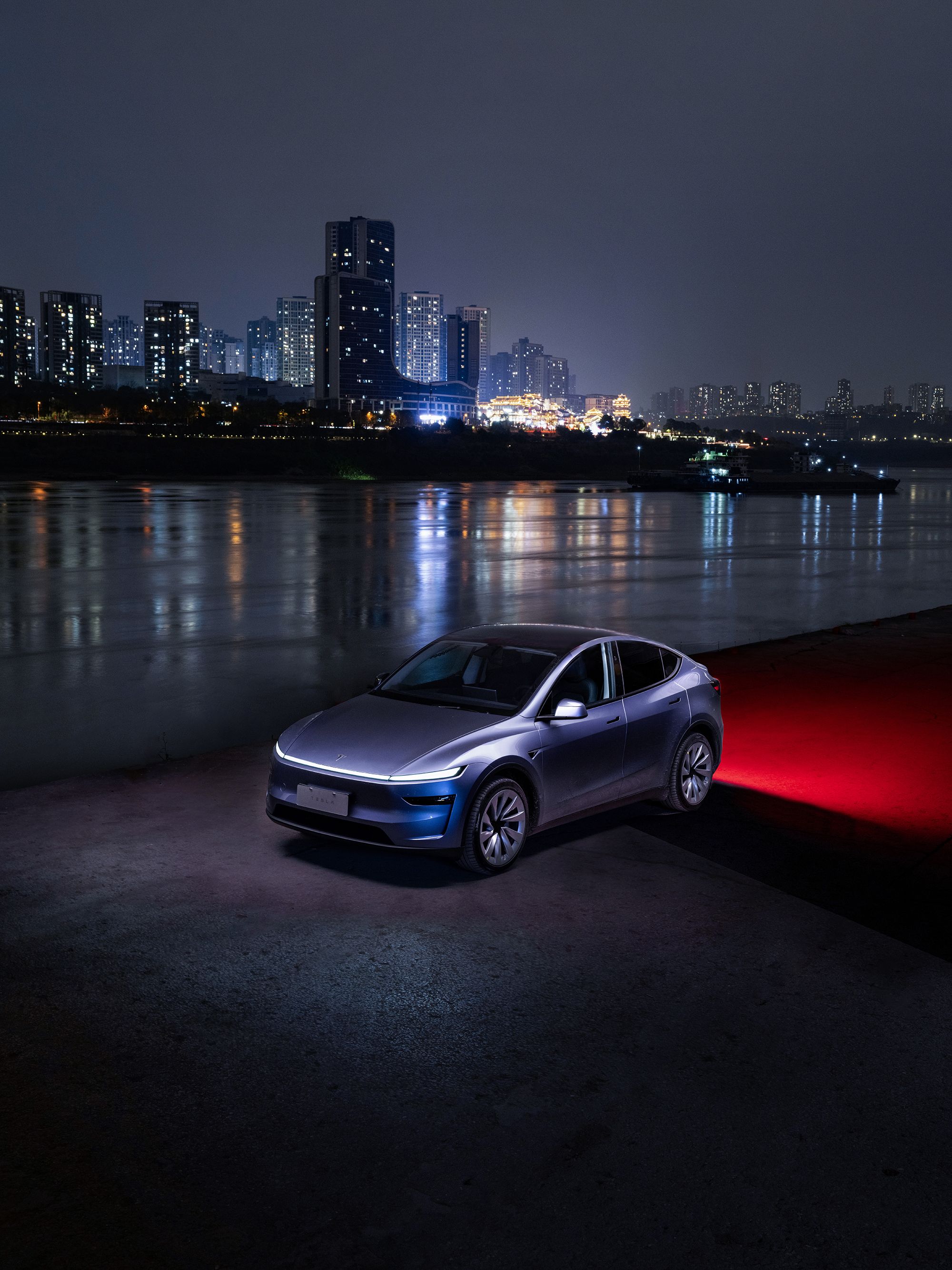 答应我📷下次拍车试试长曝光 汽车摄影干货，先收藏后看
[星R]现场花絮在最后三图[星R]
相机📷富士GFX100II
出镜🚗焕新ModelY
地点[打卡R]重庆渔秋浩码头
以封面图为例，拍摄步骤——
[一R]参数设置
找一处高机位（我是站在露营车顶上），架好三脚架，手动曝光模式，快门15秒，感光100，光圈f11
[二R]拍第一张光轨
先拍尾灯光轨，焕新ModelY漫反射式尾灯刚好能拉出一条红色光带，跟开车的小伙伴商量好出发和停车的位置，调整好相机构图即可拍摄
[三R]拍二张车
拍好第一张光轨后，车到停止位置保持不动，相机也保持不动，再给车身打光，确保车身曝光OK
Tips：想知道如何给车身打光的小伙伴请留言
[四R]拍第三张背景
相机继续不动，再选一个合适的曝光值曝亮背景
[五R]PS合成
后期合成方法很简单，如果有不知道如何合成的小伙伴请留言，有需要我单独展开一篇笔记
[六R]注意
拍摄过程中确保相机位置全程不动，合成前检查三张照片的色温是否一致，如果不一致的话在CameraRAW里调整
[星R]关于车
这是我第一次试驾特斯拉焕新ModelY，外观内饰变化之前静态拍摄时分享过，开起来最明显感受🈶三点
1⃣升级后减震更舒服，整体底盘质感更高级了
2⃣四门双层玻璃让车内静音效果明显提升
3⃣转向灯拨杆好评（懂得都懂[偷笑R]）
更多摄影干货持续更新，欢迎收藏，欢迎关注[红色心形R]
谢谢@汽车薯  邀请
#公路映画 #汽车摄影 #拍车
#摄影干货 #重庆拍车 #种草此CAR
#长曝光 #山城就开特斯拉
#焕新ModelY #我的上头车 @凯哥-公路映画