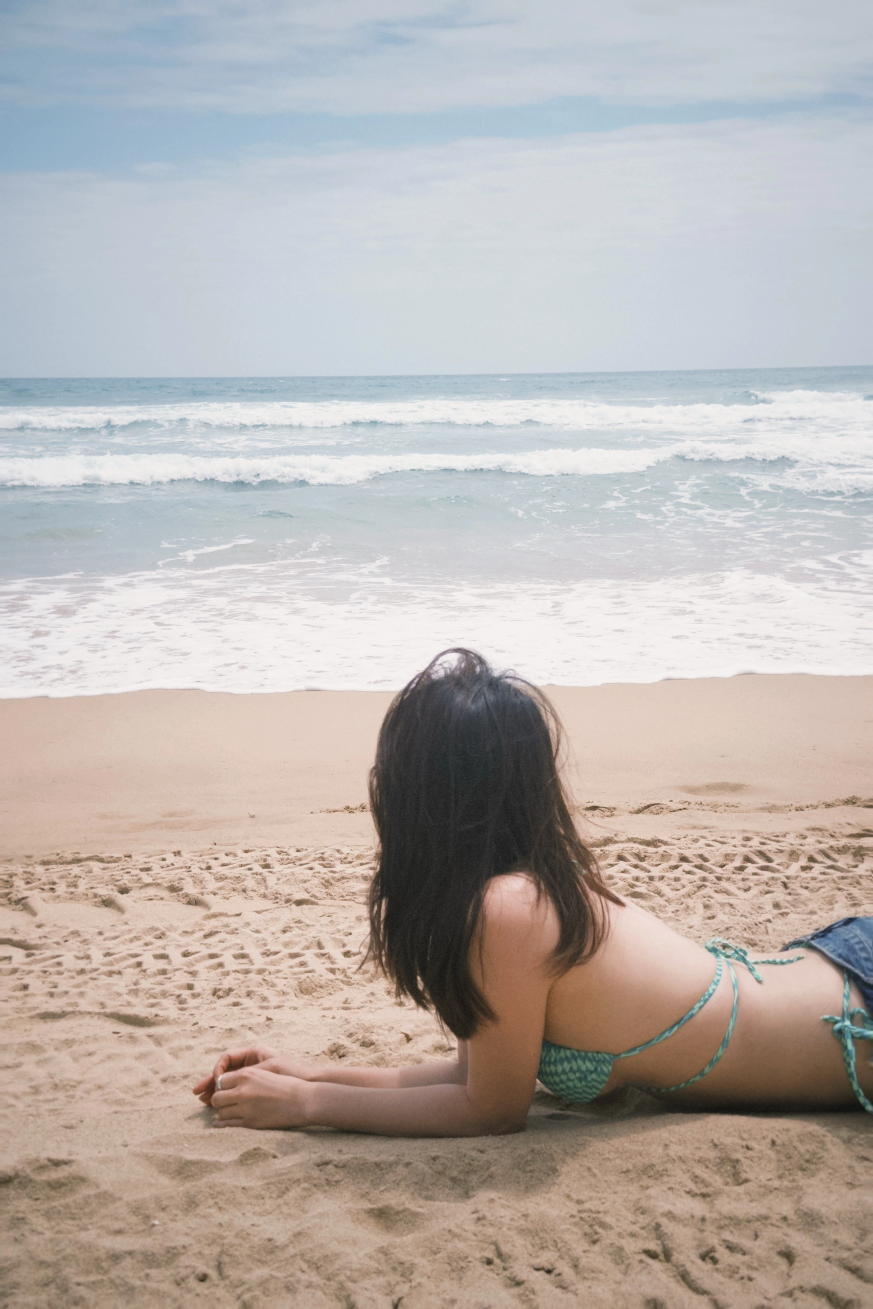 辣妹与海🏝️三亚｜发点pyq吃不了的细糠 Sanya🩵海岛日记
这次来三亚选择住在了海棠湾 酒店直通海边
吃喝玩乐一条街 不用做任何计划 只管说走就走
在后海我们边走边逛 里面藏着许多有趣的小店
在这里我们刷新各自的人生新体验 一个上天🪂 一个入海🤿
是极度松弛的度假生活 下次还来
如果可以一直待在海边就好啦🌊#惬意海岛生活 #躺在海浪里晒太阳 #海边享受自由 #海边度假 #海边穿搭 #班味清除计划 #三亚 @粥是艇仔周🥣