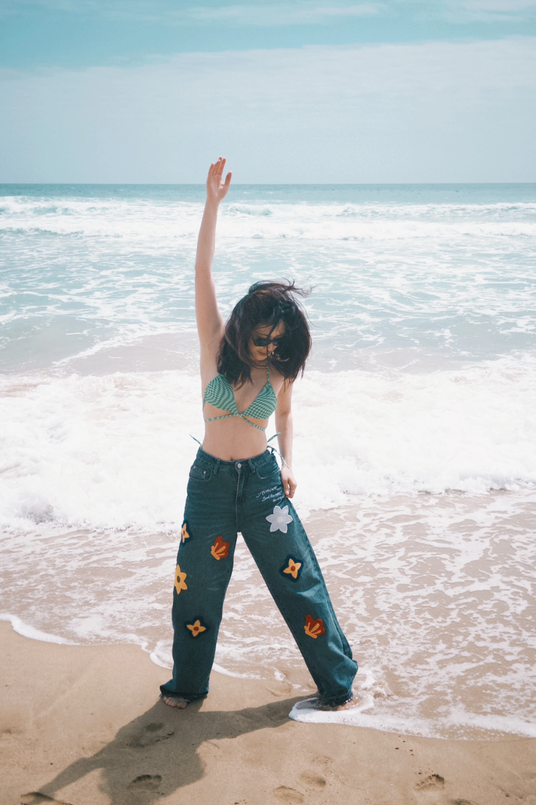 辣妹与海🏝️三亚｜发点pyq吃不了的细糠 Sanya🩵海岛日记
这次来三亚选择住在了海棠湾 酒店直通海边
吃喝玩乐一条街 不用做任何计划 只管说走就走
在后海我们边走边逛 里面藏着许多有趣的小店
在这里我们刷新各自的人生新体验 一个上天🪂 一个入海🤿
是极度松弛的度假生活 下次还来
如果可以一直待在海边就好啦🌊#惬意海岛生活 #躺在海浪里晒太阳 #海边享受自由 #海边度假 #海边穿搭 #班味清除计划 #三亚 @粥是艇仔周🥣
