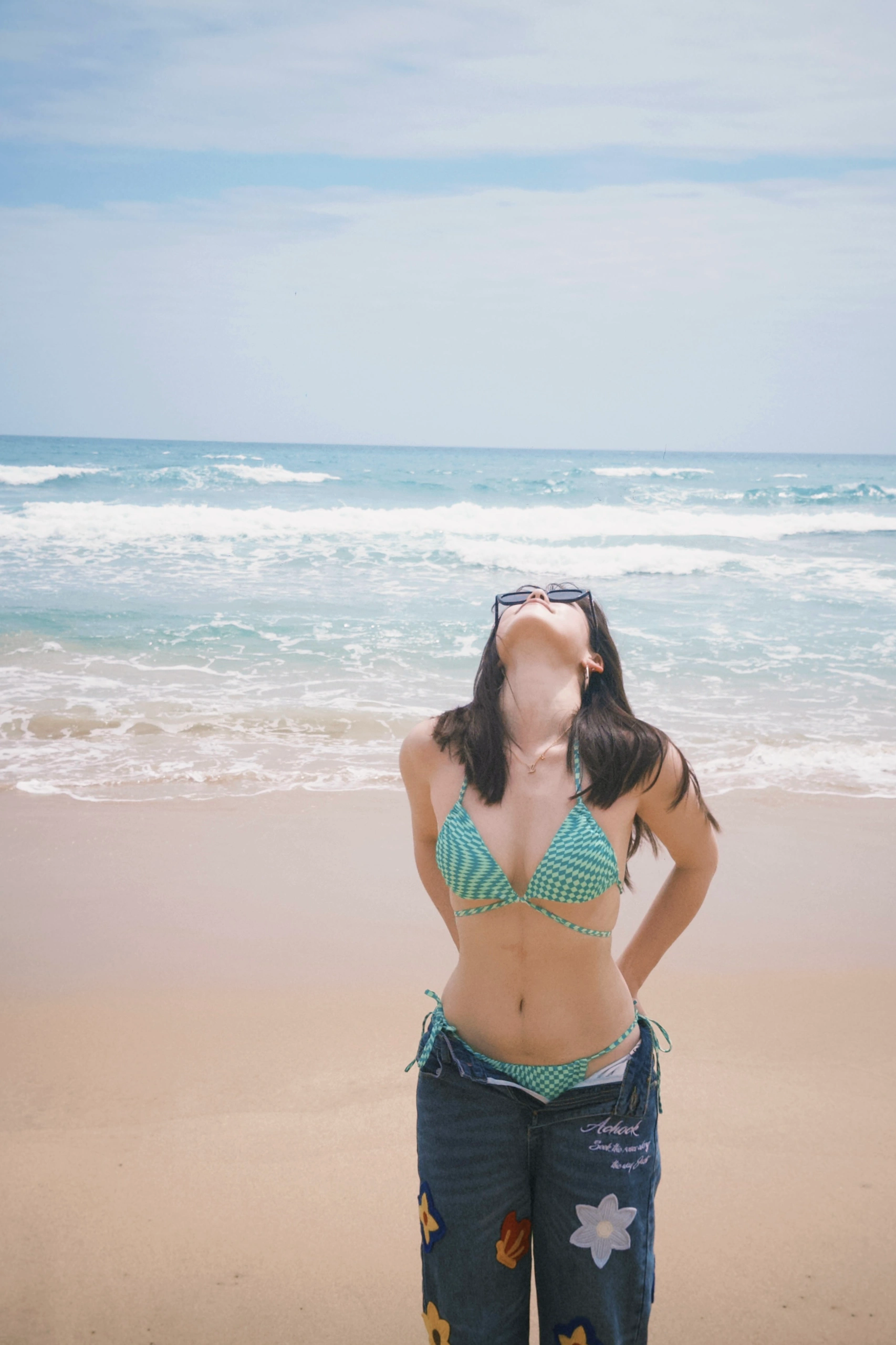辣妹与海🏝️三亚｜发点pyq吃不了的细糠 Sanya🩵海岛日记
这次来三亚选择住在了海棠湾 酒店直通海边
吃喝玩乐一条街 不用做任何计划 只管说走就走
在后海我们边走边逛 里面藏着许多有趣的小店
在这里我们刷新各自的人生新体验 一个上天🪂 一个入海🤿
是极度松弛的度假生活 下次还来
如果可以一直待在海边就好啦🌊#惬意海岛生活 #躺在海浪里晒太阳 #海边享受自由 #海边度假 #海边穿搭 #班味清除计划 #三亚 @粥是艇仔周🥣