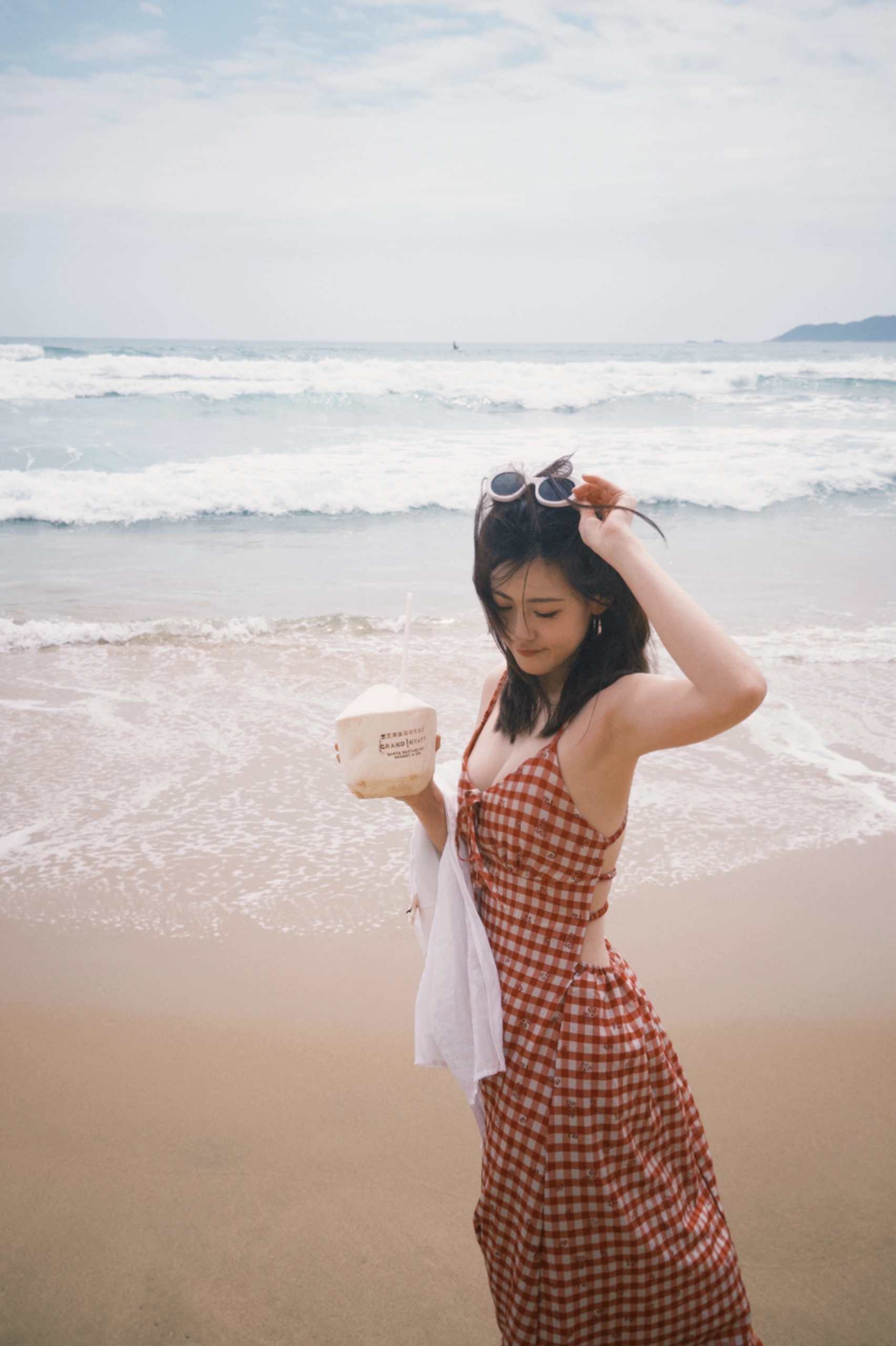 辣妹与海🏝️三亚｜发点pyq吃不了的细糠 Sanya🩵海岛日记
这次来三亚选择住在了海棠湾 酒店直通海边
吃喝玩乐一条街 不用做任何计划 只管说走就走
在后海我们边走边逛 里面藏着许多有趣的小店
在这里我们刷新各自的人生新体验 一个上天🪂 一个入海🤿
是极度松弛的度假生活 下次还来
如果可以一直待在海边就好啦🌊#惬意海岛生活 #躺在海浪里晒太阳 #海边享受自由 #海边度假 #海边穿搭 #班味清除计划 #三亚 @粥是艇仔周🥣