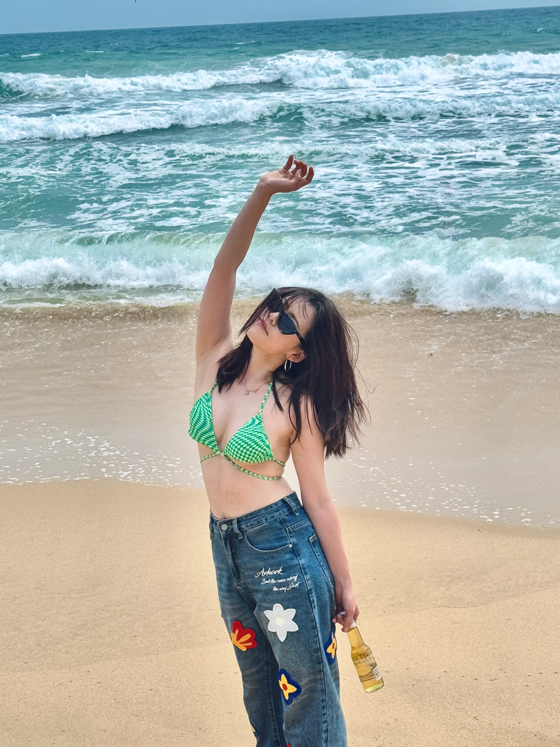 辣妹与海🏝️三亚｜发点pyq吃不了的细糠 Sanya🩵海岛日记
这次来三亚选择住在了海棠湾 酒店直通海边
吃喝玩乐一条街 不用做任何计划 只管说走就走
在后海我们边走边逛 里面藏着许多有趣的小店
在这里我们刷新各自的人生新体验 一个上天🪂 一个入海🤿
是极度松弛的度假生活 下次还来
如果可以一直待在海边就好啦🌊#惬意海岛生活 #躺在海浪里晒太阳 #海边享受自由 #海边度假 #海边穿搭 #班味清除计划 #三亚 @粥是艇仔周🥣