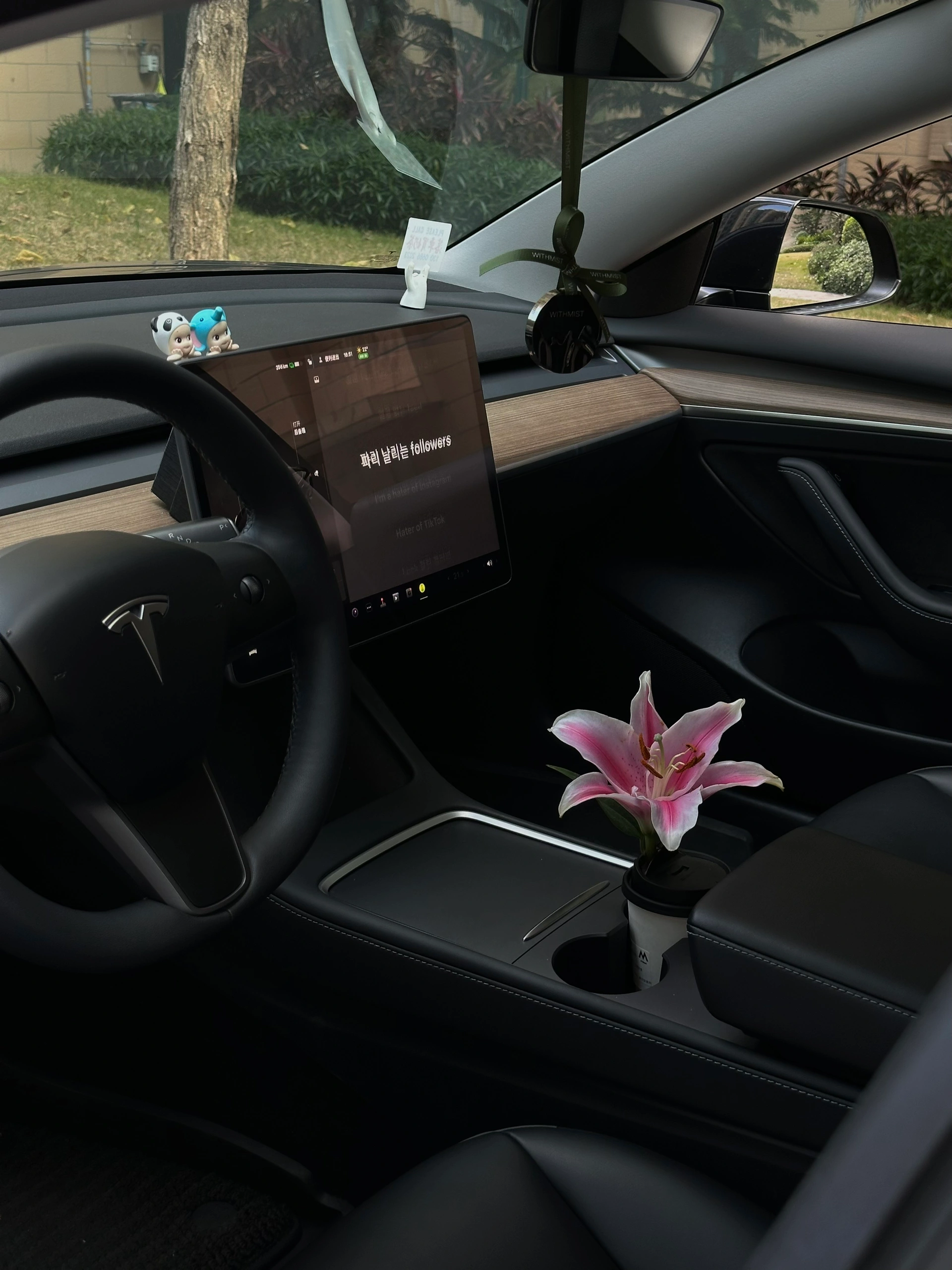 TESLA  | 生活美学 从拍车开始📷 仅有一次的人生 拿出点勇气来 大大方方的做自己吧
-在喜欢的状态里生活 保持感知各种快乐的能力 找到内心的爱与自由
-你可以是任何状态下的你自己
-做自由的风 不被定义
	
#特斯拉model3
#如何做博主
#女生车里有什么
#汽车拍摄
#把浪漫装进车里
#我的车真好看
#汽车博主的日常
#尝试做自媒体博主
#官方大大求流量
#记录吧就现在 @小李需要很努力