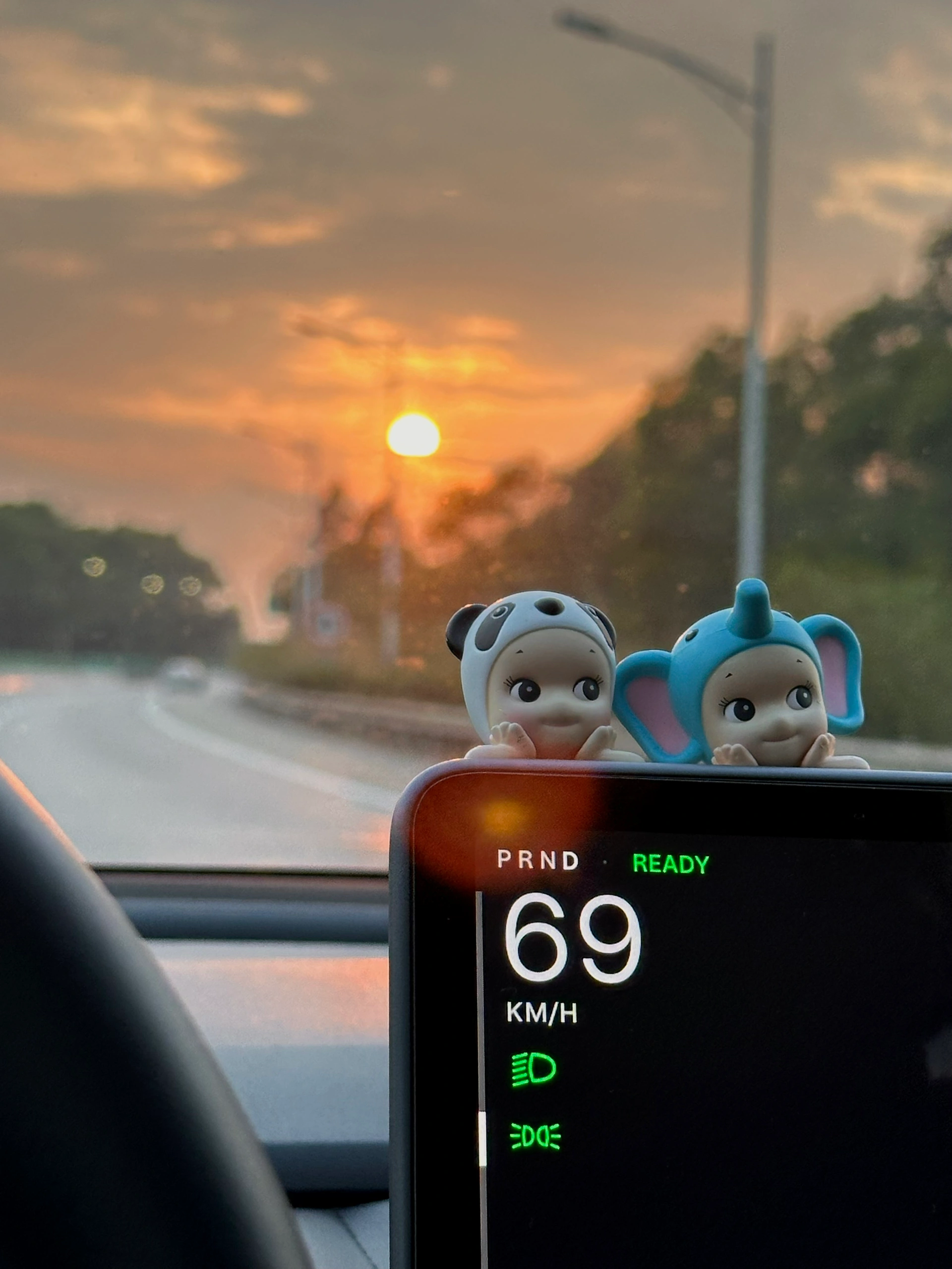 TESLA  | 生活美学 从拍车开始📷 仅有一次的人生 拿出点勇气来 大大方方的做自己吧
-在喜欢的状态里生活 保持感知各种快乐的能力 找到内心的爱与自由
-你可以是任何状态下的你自己
-做自由的风 不被定义
	
#特斯拉model3
#如何做博主
#女生车里有什么
#汽车拍摄
#把浪漫装进车里
#我的车真好看
#汽车博主的日常
#尝试做自媒体博主
#官方大大求流量
#记录吧就现在 @小李需要很努力