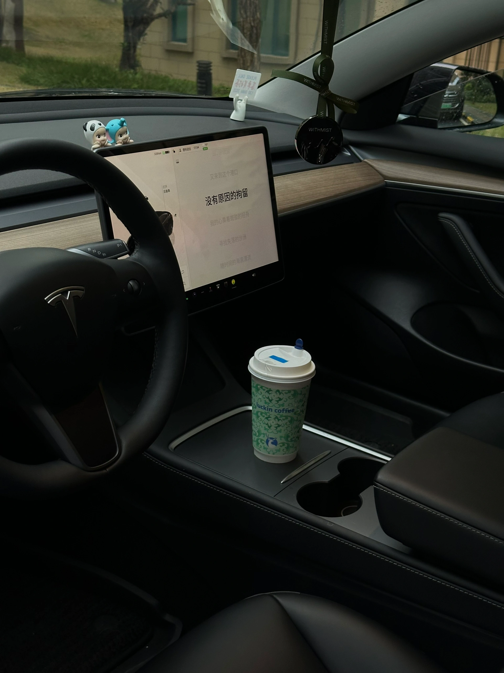 TESLA  | 生活美学 从拍车开始📷 仅有一次的人生 拿出点勇气来 大大方方的做自己吧
-在喜欢的状态里生活 保持感知各种快乐的能力 找到内心的爱与自由
-你可以是任何状态下的你自己
-做自由的风 不被定义
	
#特斯拉model3
#如何做博主
#女生车里有什么
#汽车拍摄
#把浪漫装进车里
#我的车真好看
#汽车博主的日常
#尝试做自媒体博主
#官方大大求流量
#记录吧就现在 @小李需要很努力