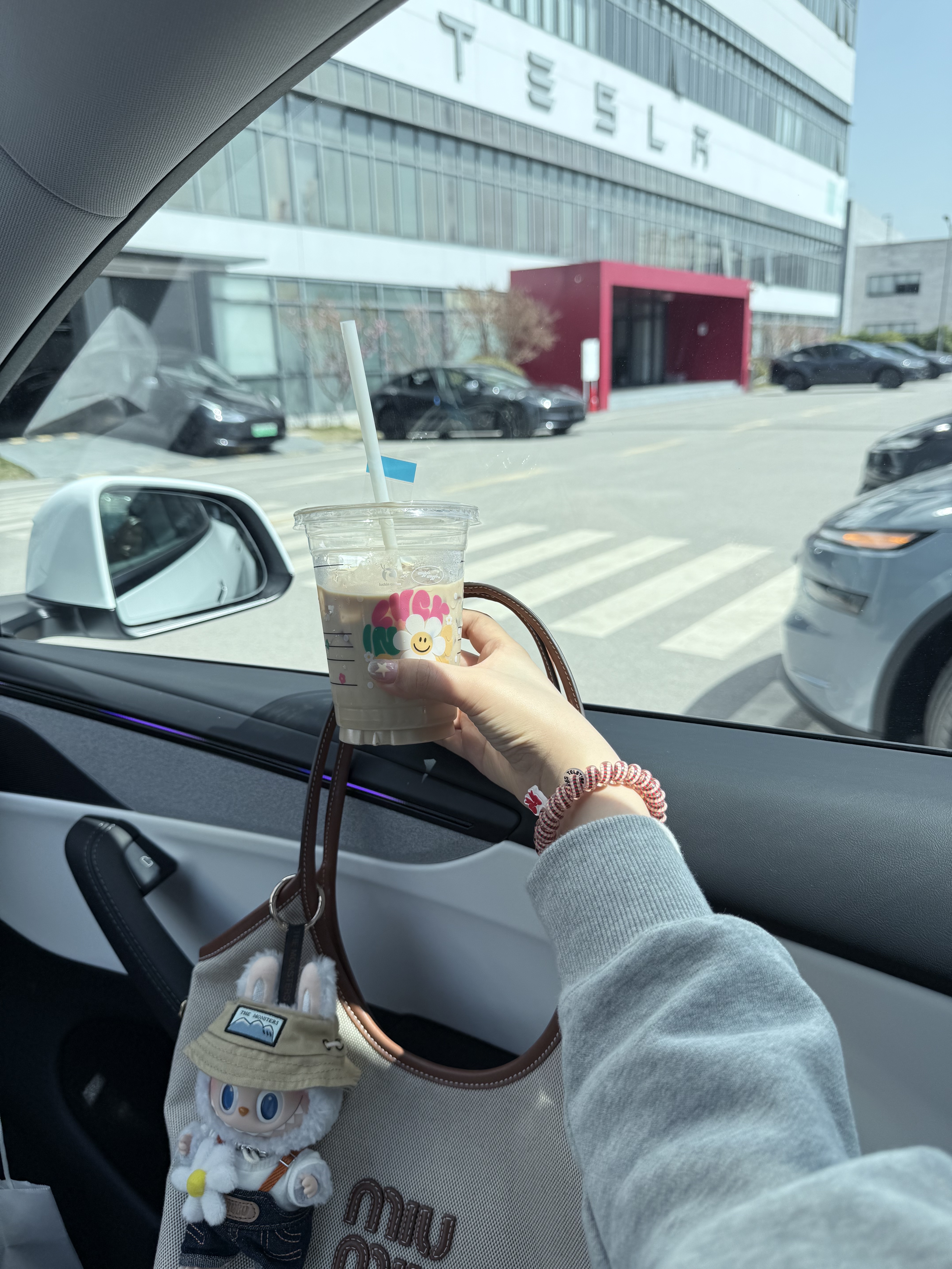 坚定选白内白外是正确的！ 不仅好开还漂亮 改变了我之前的观点
每次出门随手一拍都很好看
出片像呼吸一样简单 哈哈哈哈
#特斯拉 #tesla #modely #焕新版modely @该用户天天开心