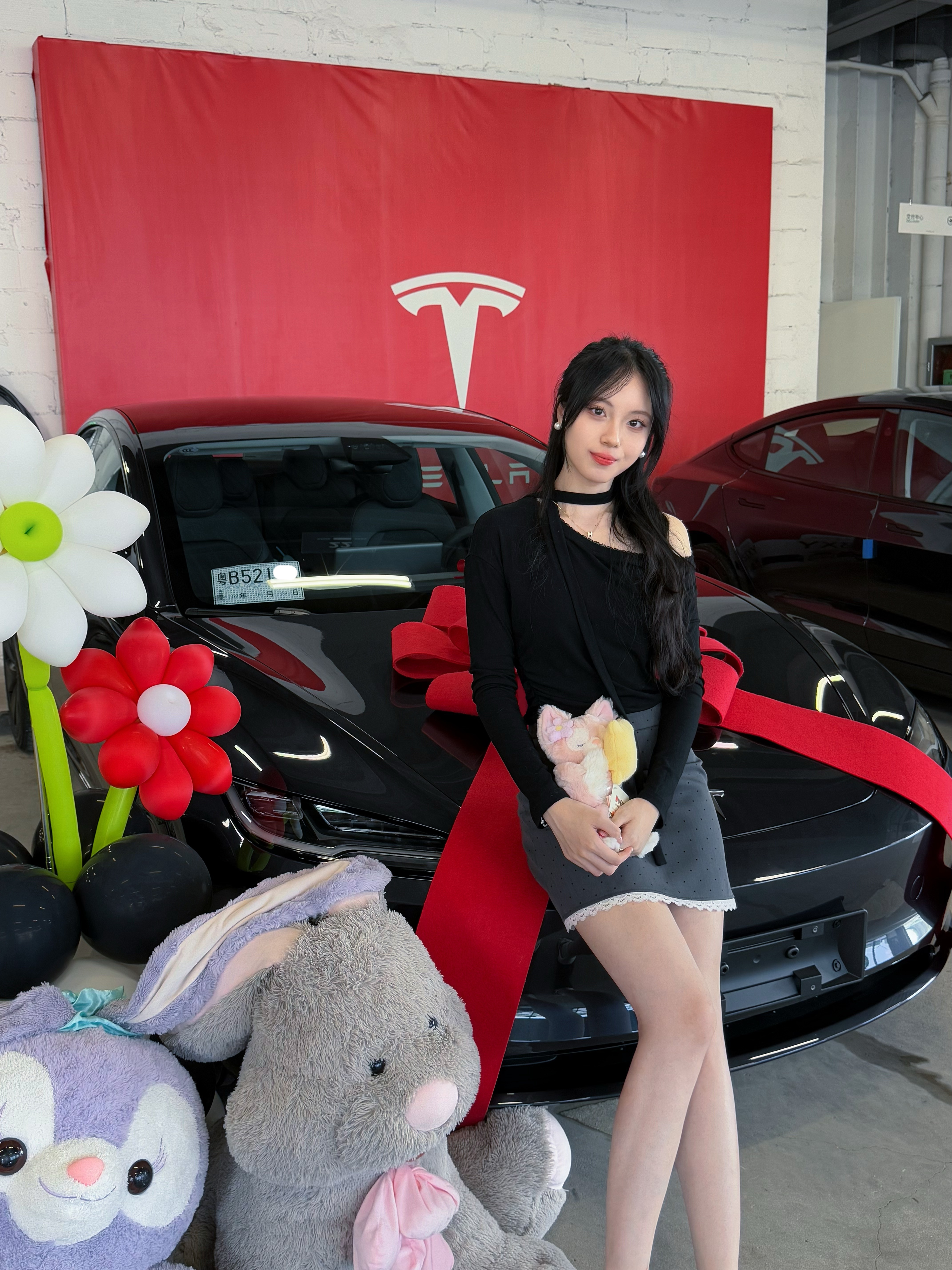 22岁 拿下自己的第一台电车🕶️ Timeline：4.27下定 5.10在深圳赤湾交付中心交付～
原本以为还好 但加上深圳死贵的保险 还选了两年延保➕贴膜 还有贴车衣 本月已花费10w➕ 还没算上改色…hhh
不过还好充电便宜➕免息 终于有了属于自己的车了！！非常开心嘻嘻🥰在车上放着自己的歌单别太爽了 今日已经跑了三十公里➕
希望海绵女士以后也能继续勇敢的做自己的大女主✌️
#Tesla #特斯拉model3 #model3 #提车 #提车仪式 @莱茵河上风