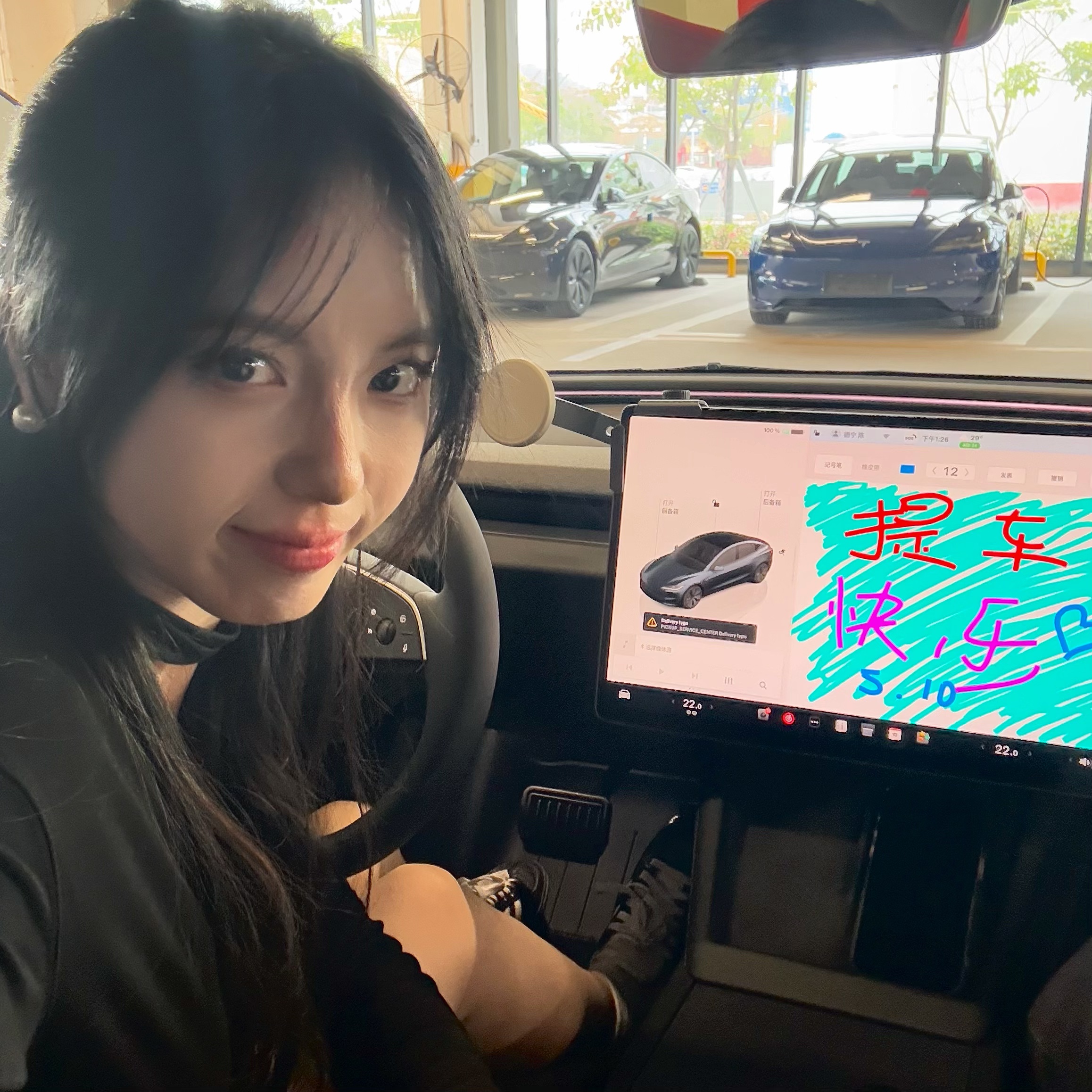 22岁 拿下自己的第一台电车🕶️ Timeline：4.27下定 5.10在深圳赤湾交付中心交付～
原本以为还好 但加上深圳死贵的保险 还选了两年延保➕贴膜 还有贴车衣 本月已花费10w➕ 还没算上改色…hhh
不过还好充电便宜➕免息 终于有了属于自己的车了！！非常开心嘻嘻🥰在车上放着自己的歌单别太爽了 今日已经跑了三十公里➕
希望海绵女士以后也能继续勇敢的做自己的大女主✌️
#Tesla #特斯拉model3 #model3 #提车 #提车仪式 @莱茵河上风