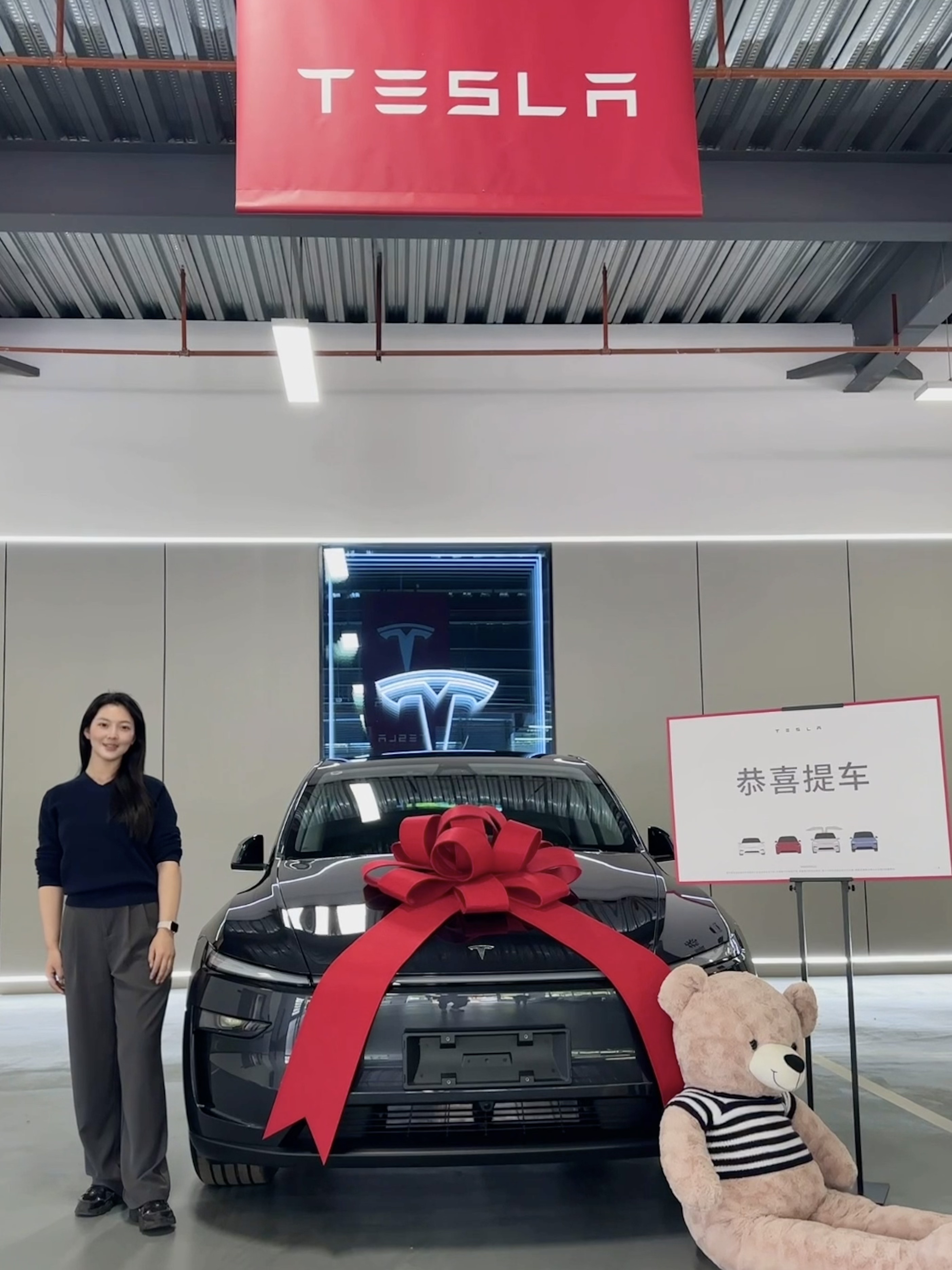 摩羯+ENTP｜特斯拉女车主的理性与感性 📷
提车照片完美诠释了
特斯拉女车主的两幅面孔
	
看起来像28岁
情绪稳定、注重实用、追求质价比、不愿意为各种中介费利息买单的成熟女生；
但实际内心又会因为换了新车车而开心雀跃就差转圈圈的女生！
	
跟我
在打工时会兢兢业业努力
在日常生活中又随性跳脱
形成完美闭环[笑哭R]
	
#提车 #换新modely #特斯拉 #特斯拉Y #特斯拉女车主 #entp #entp女 #摩羯女 #提车日记 #特斯拉车主 #live图 @两只猫