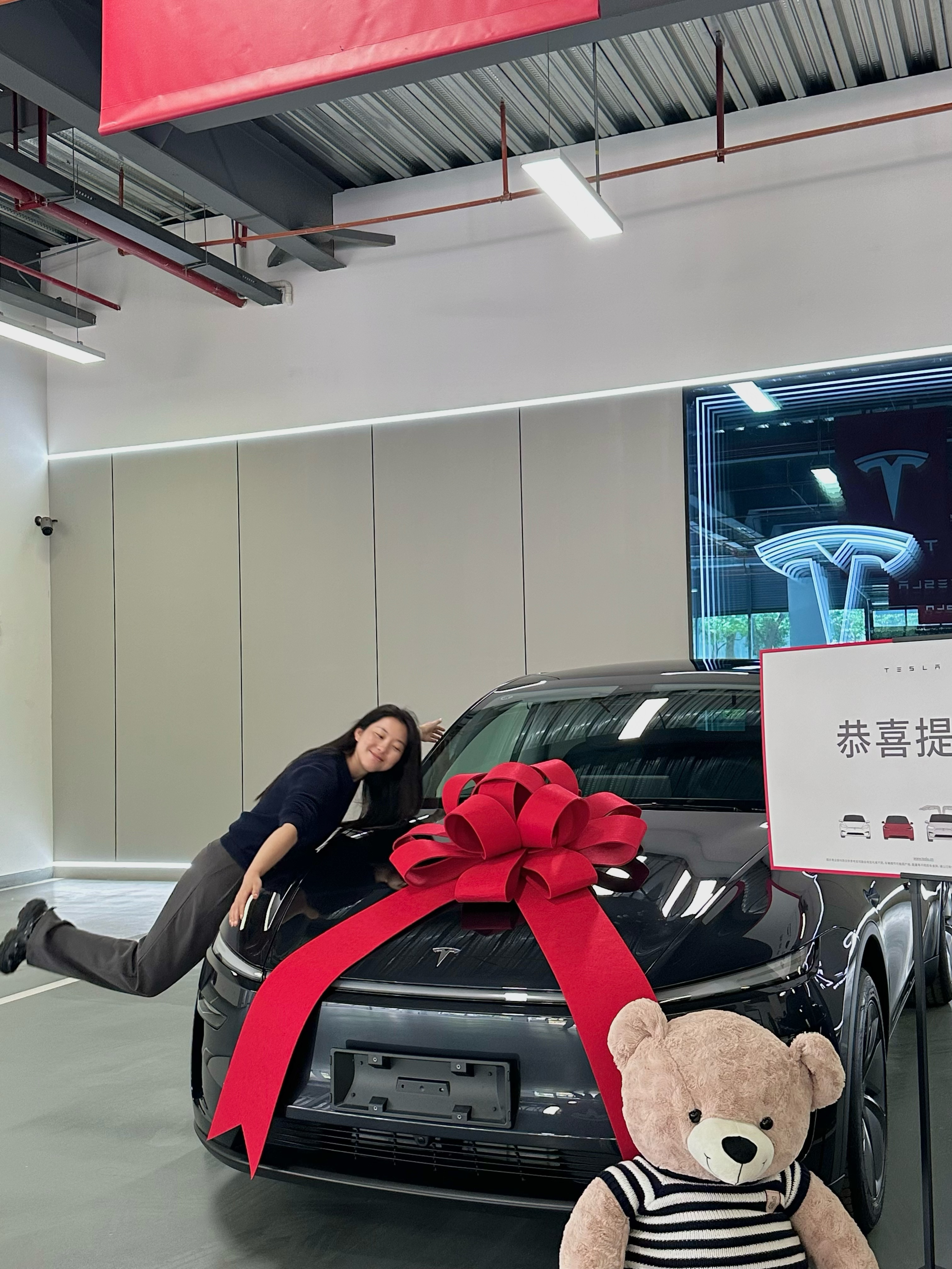 摩羯+ENTP｜特斯拉女车主的理性与感性 📷
提车照片完美诠释了
特斯拉女车主的两幅面孔
	
看起来像28岁
情绪稳定、注重实用、追求质价比、不愿意为各种中介费利息买单的成熟女生；
但实际内心又会因为换了新车车而开心雀跃就差转圈圈的女生！
	
跟我
在打工时会兢兢业业努力
在日常生活中又随性跳脱
形成完美闭环[笑哭R]
	
#提车 #换新modely #特斯拉 #特斯拉Y #特斯拉女车主 #entp #entp女 #摩羯女 #提车日记 #特斯拉车主 #live图 @两只猫