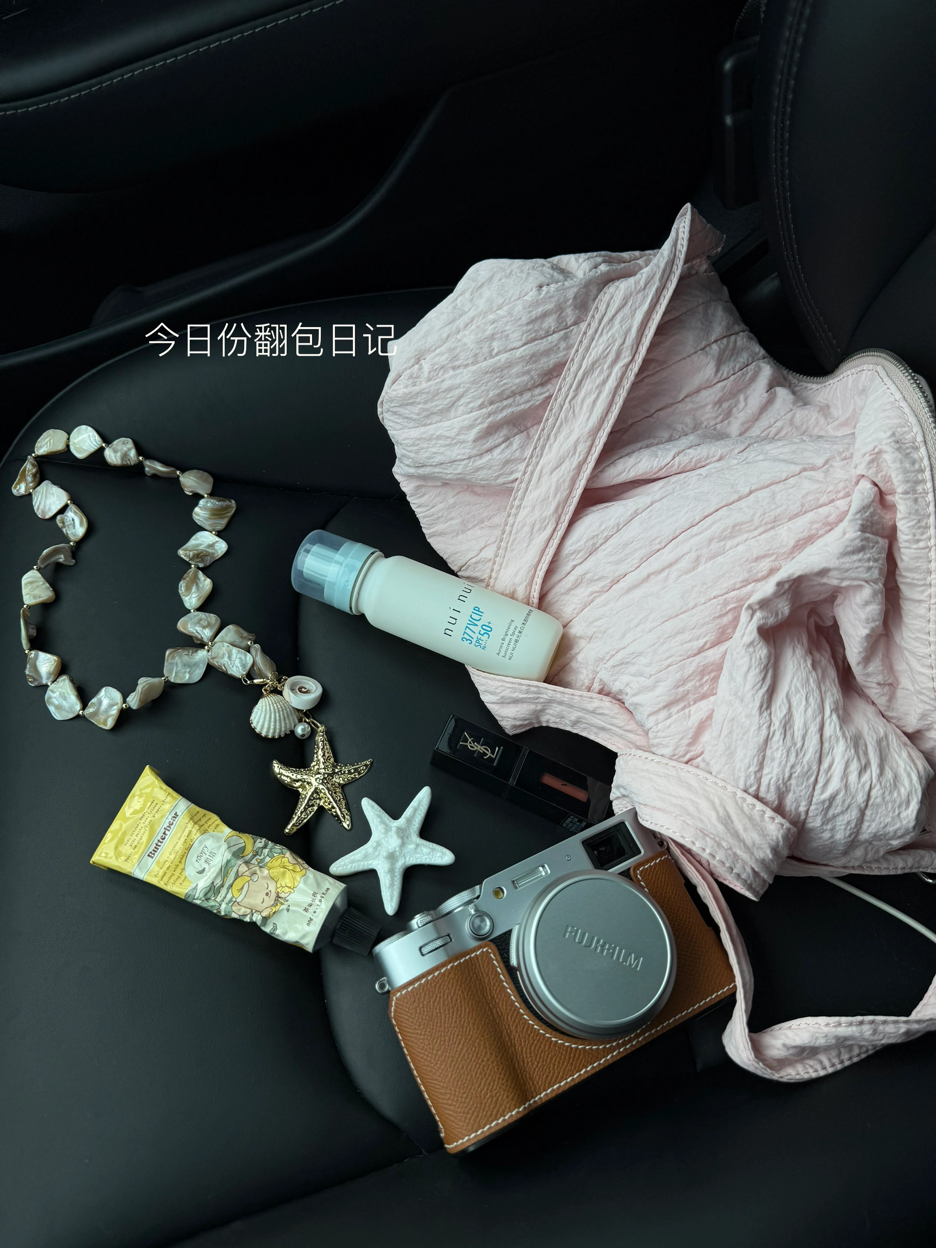 26岁特斯拉女车主｜让郁金香住进车里 我相信普通人也能闯进自媒体
利用空余时间 起了一个账号
虽然现在只是刚开始
数据好会开心
数据不好时也会时常焦虑
但我相信只要坚持一定会可以的
给自己的车车 又配了新搭子摆件
郁金香与特斯拉的适配度也太高了
这小玩意儿真的给我们生活提升了好多幸福感
#车内必备好物 #女生车里有什么 #我爱我的车搭子 #高级感车载内饰 #车内的那片花海 #一人一件车载好物 #手握方向盘的女孩 #车载好物 #把浪漫装进车里 #车载 @tt同学