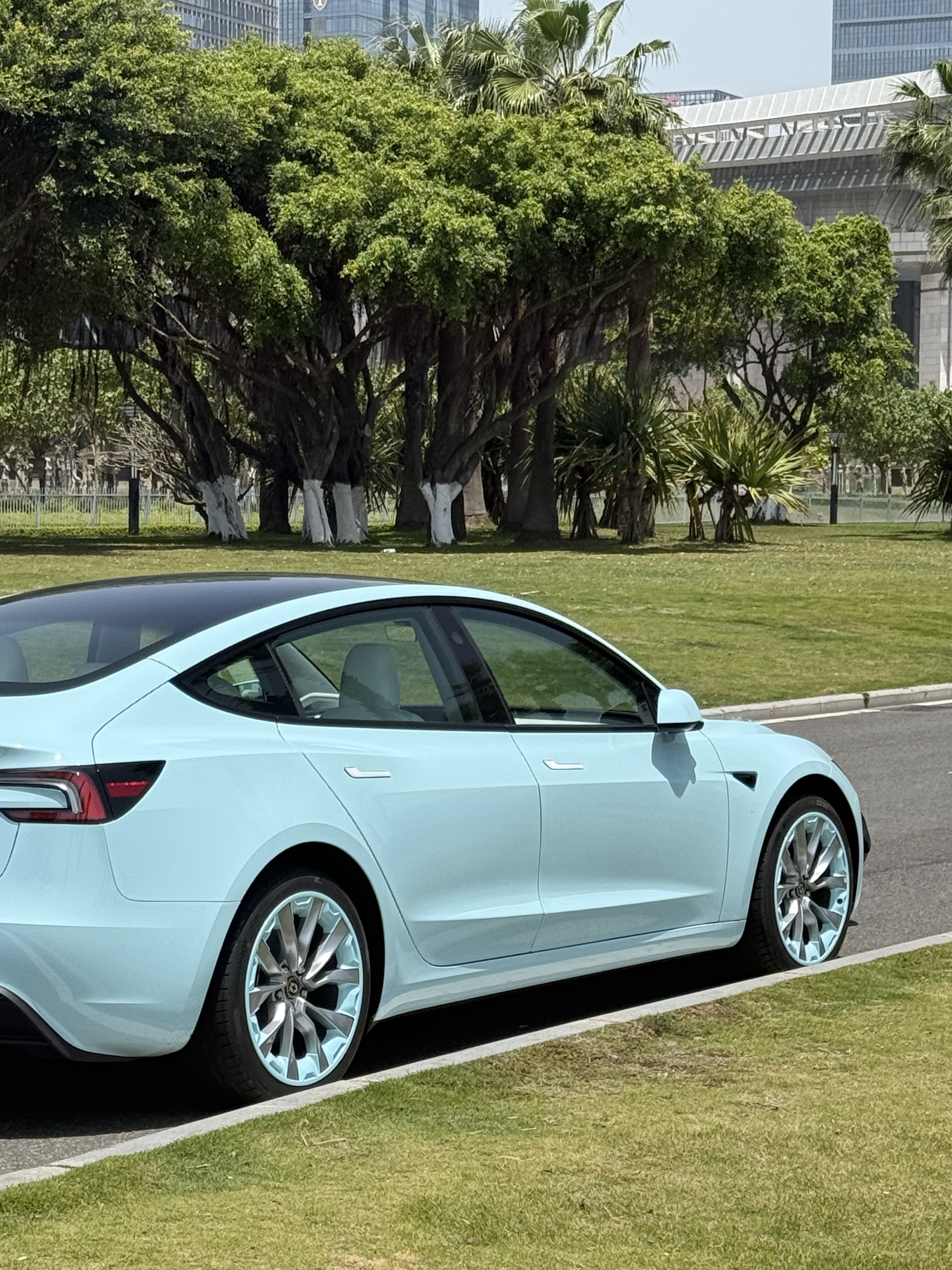 开着我的特斯拉去厦利福尼亚 想看看美美的你和你美美的车🏎️
#开车去海边
#行走的多巴胺显眼车
#model3
#特别心动的车
#特斯拉焕新3 @S'ummer