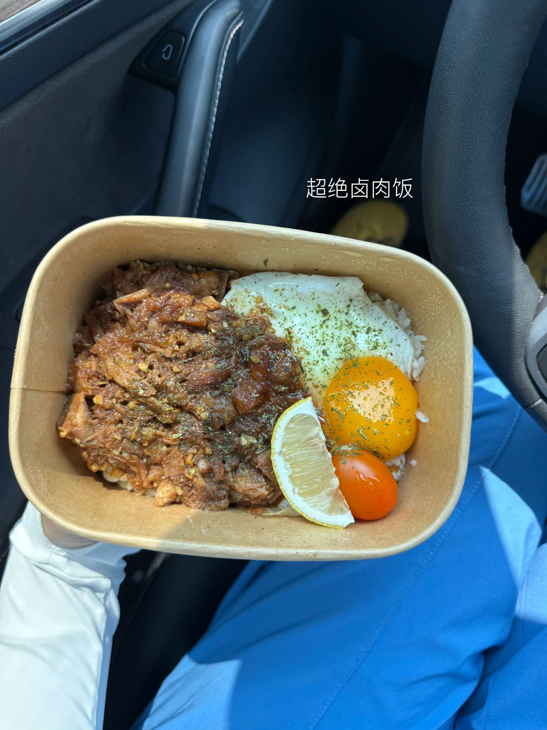 26岁特斯拉女车主｜让郁金香住进车里 我相信普通人也能闯进自媒体
利用空余时间 起了一个账号
虽然现在只是刚开始
数据好会开心
数据不好时也会时常焦虑
但我相信只要坚持一定会可以的
给自己的车车 又配了新搭子摆件
郁金香与特斯拉的适配度也太高了
这小玩意儿真的给我们生活提升了好多幸福感
#车内必备好物 #女生车里有什么 #我爱我的车搭子 #高级感车载内饰 #车内的那片花海 #一人一件车载好物 #手握方向盘的女孩 #车载好物 #把浪漫装进车里 #车载 @tt同学