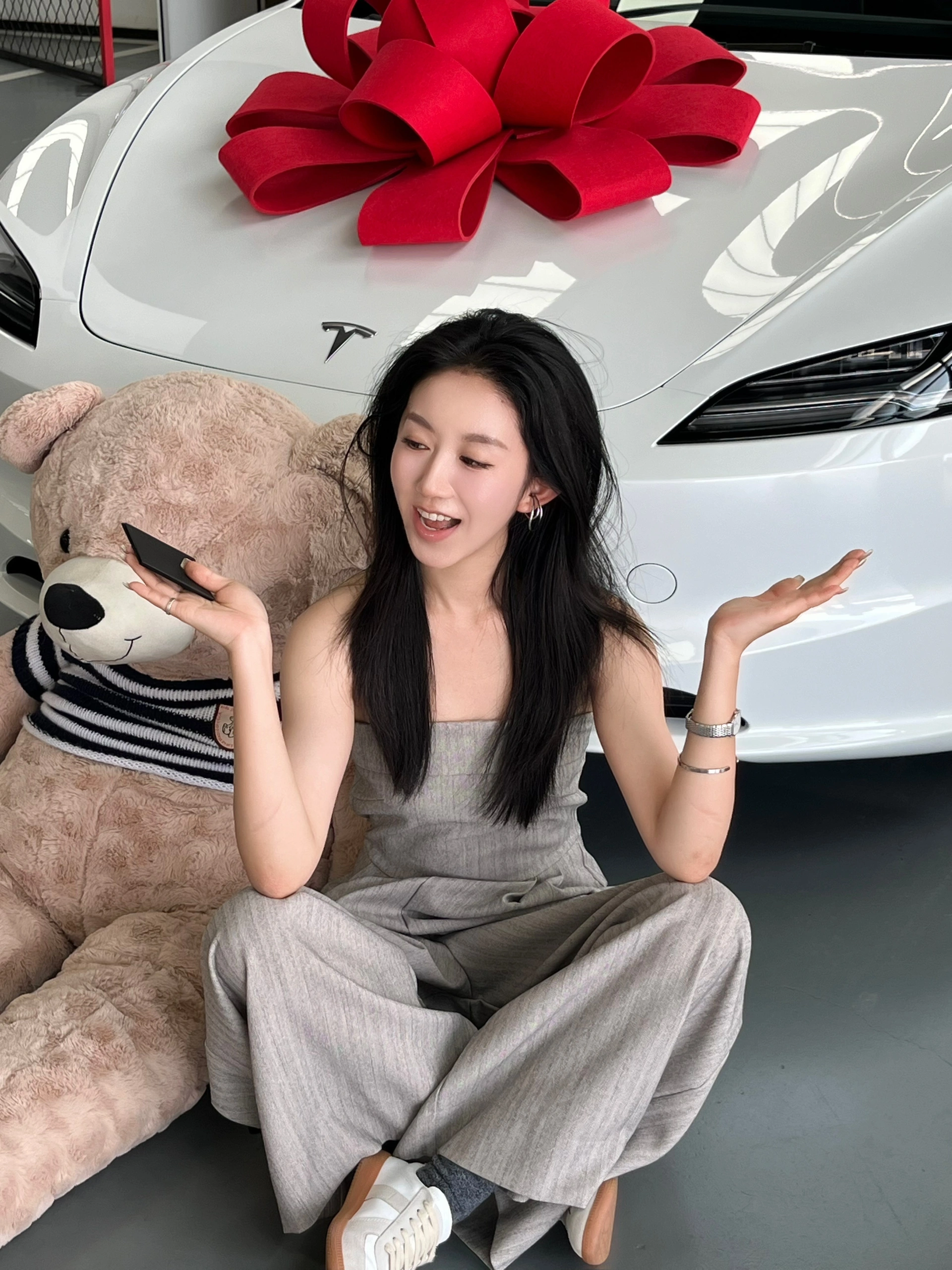 提车日记🚗 ｜30岁终于靠自己买了第一辆车 提车拍照用什么姿势看这个就够啦！
恭喜自己成为特斯拉车主！
不能浪费闺蜜拍的10086张照片📸
把财运散播给评论区的姐妹们，祝大家早日提车🥳
#提车日记 #提车啦   #提车拍照   #model3   #特别心动的车   #提车   #提车日记   #特斯拉提车     #换车的尽头是电车 #适合女孩子的车 @大栗旬Dianne