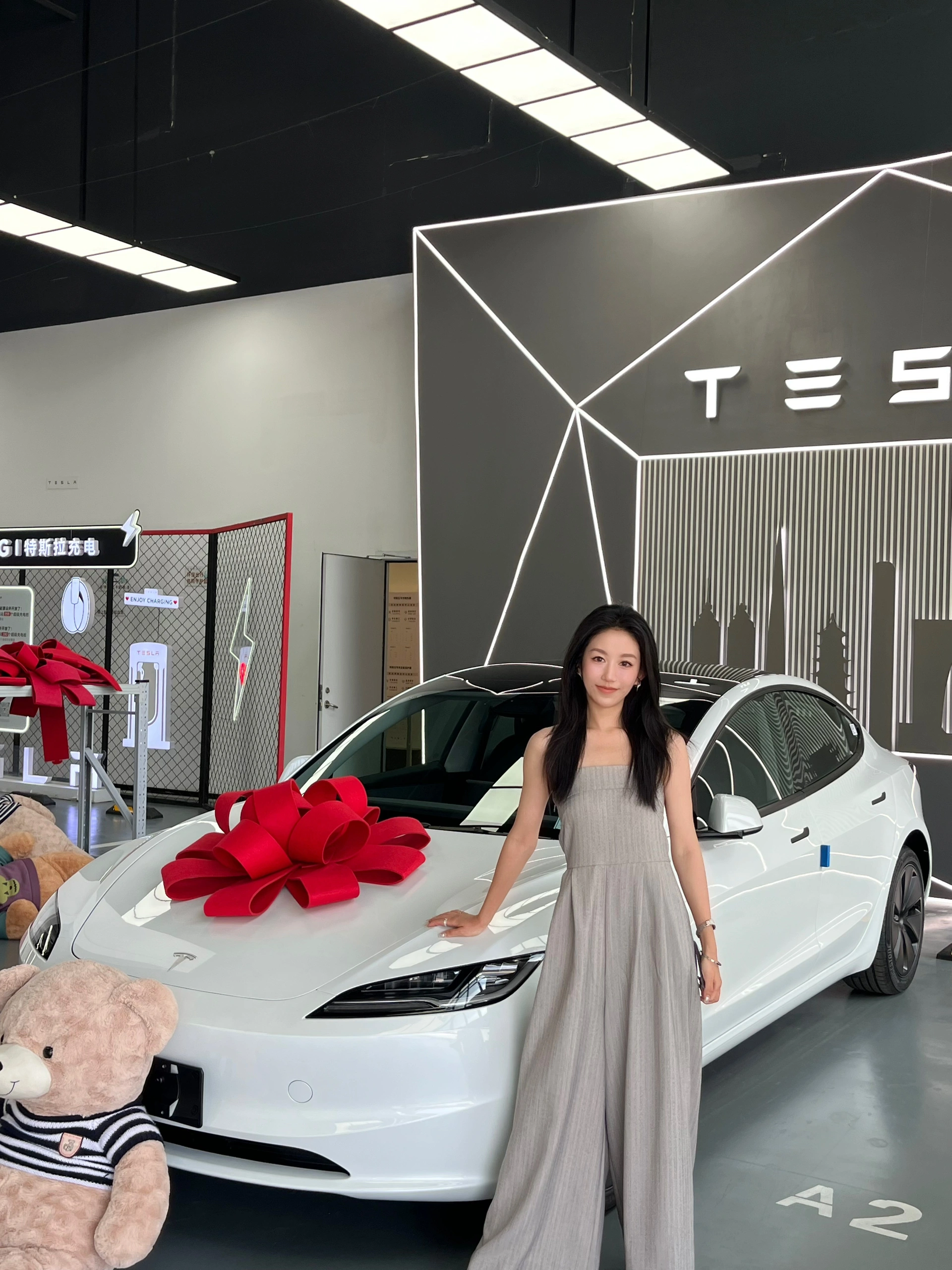 提车日记🚗 ｜30岁终于靠自己买了第一辆车 提车拍照用什么姿势看这个就够啦！
恭喜自己成为特斯拉车主！
不能浪费闺蜜拍的10086张照片📸
把财运散播给评论区的姐妹们，祝大家早日提车🥳
#提车日记 #提车啦   #提车拍照   #model3   #特别心动的车   #提车   #提车日记   #特斯拉提车     #换车的尽头是电车 #适合女孩子的车 @大栗旬Dianne