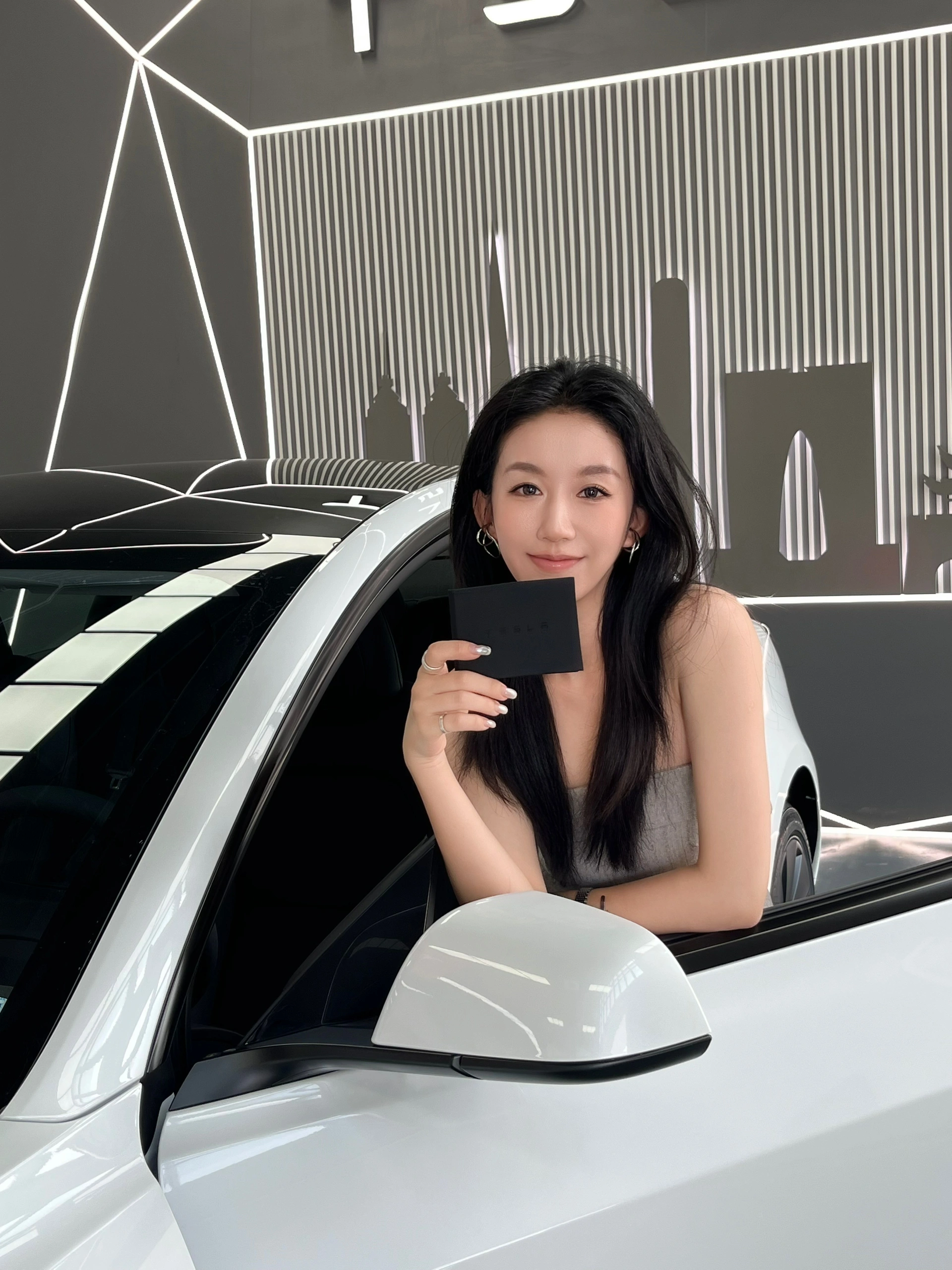 提车日记🚗 ｜30岁终于靠自己买了第一辆车 提车拍照用什么姿势看这个就够啦！
恭喜自己成为特斯拉车主！
不能浪费闺蜜拍的10086张照片📸
把财运散播给评论区的姐妹们，祝大家早日提车🥳
#提车日记 #提车啦   #提车拍照   #model3   #特别心动的车   #提车   #提车日记   #特斯拉提车     #换车的尽头是电车 #适合女孩子的车 @大栗旬Dianne