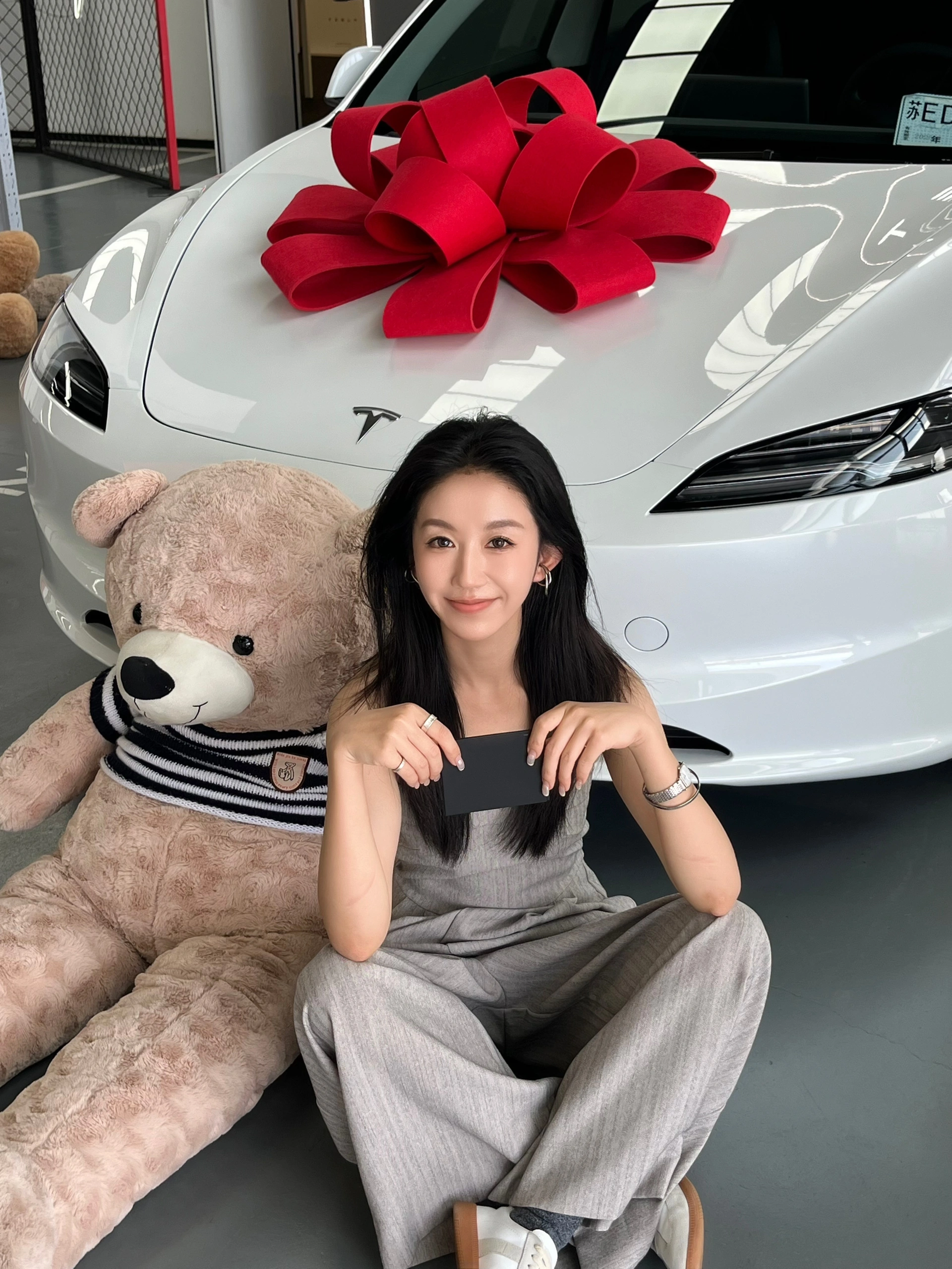 提车日记🚗 ｜30岁终于靠自己买了第一辆车 提车拍照用什么姿势看这个就够啦！
恭喜自己成为特斯拉车主！
不能浪费闺蜜拍的10086张照片📸
把财运散播给评论区的姐妹们，祝大家早日提车🥳
#提车日记 #提车啦   #提车拍照   #model3   #特别心动的车   #提车   #提车日记   #特斯拉提车     #换车的尽头是电车 #适合女孩子的车 @大栗旬Dianne