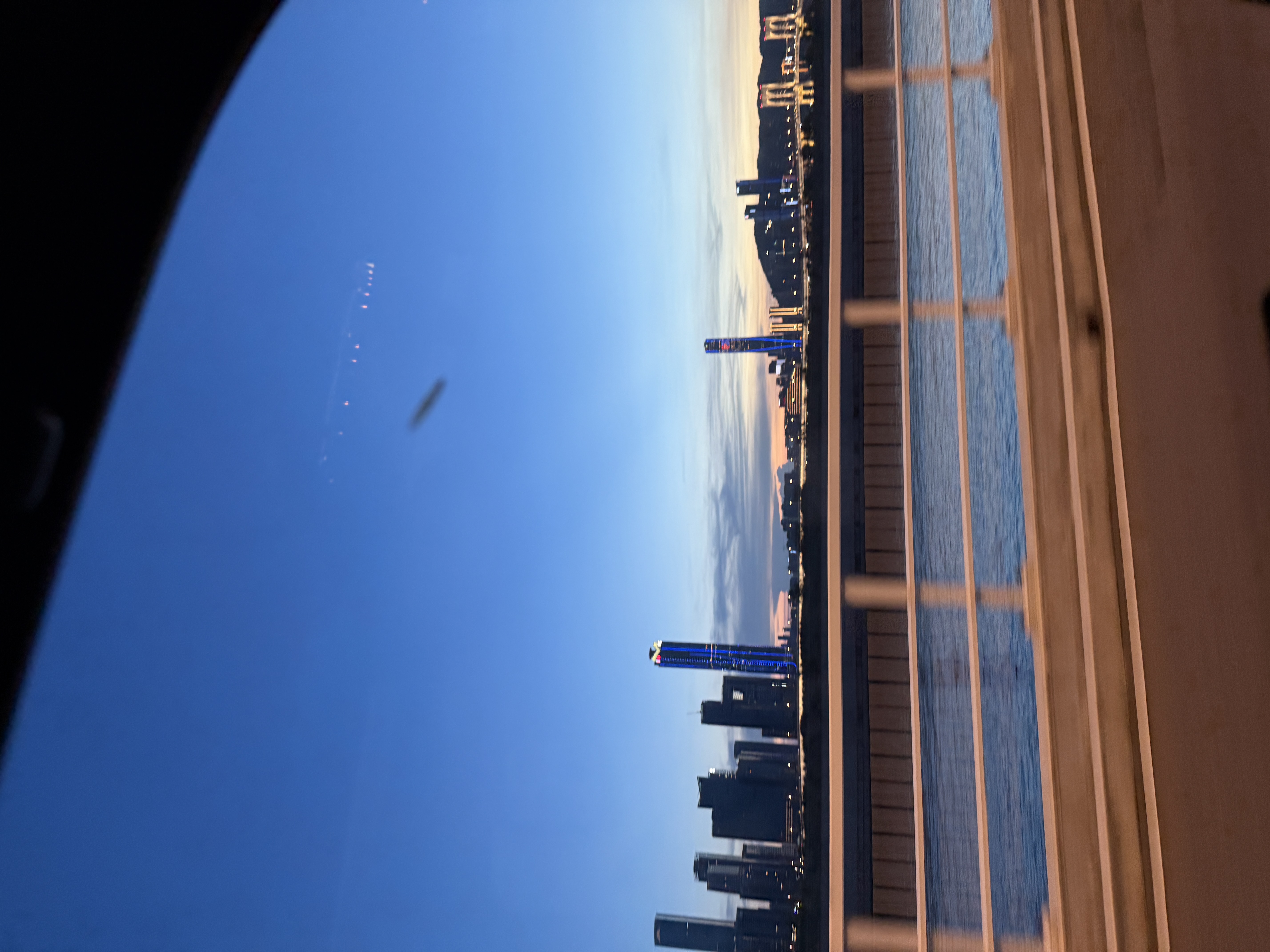 🌤️傍晚六点的Macao铁塔下 海岛城市 名不虚传 紫外线不输东南亚
纸醉金迷下的这座城市也是美丽的 除了好贵没别的毛病～
（龙牌卫衣真好看
	
#赶在日落前 #澳门巴黎铁塔 #澳门巴黎人 #权志龙卫衣 #城市氛围感 #旅行碎片 @Xi0（备婚版）