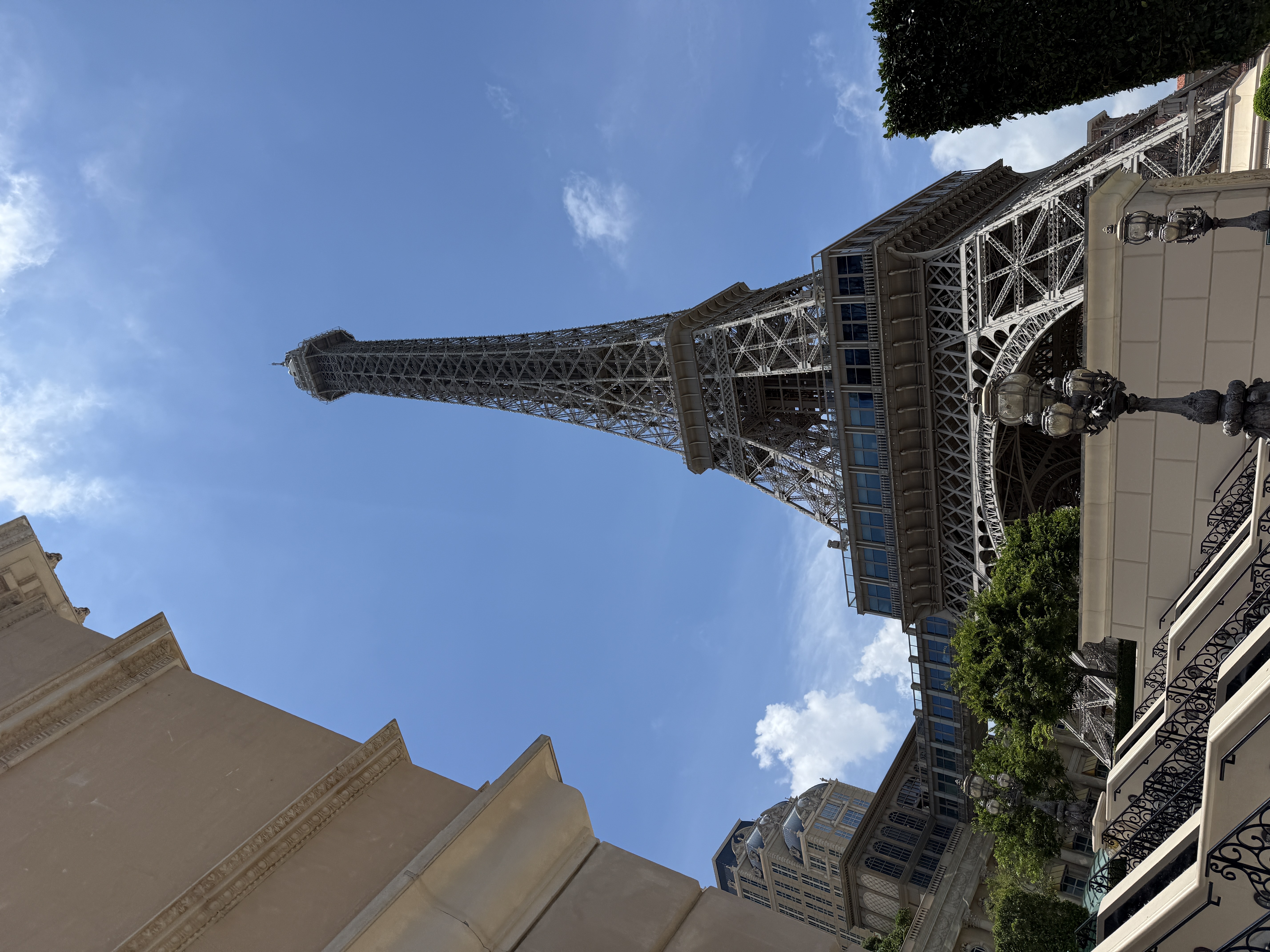 🌤️傍晚六点的Macao铁塔下 海岛城市 名不虚传 紫外线不输东南亚
纸醉金迷下的这座城市也是美丽的 除了好贵没别的毛病～
（龙牌卫衣真好看
	
#赶在日落前 #澳门巴黎铁塔 #澳门巴黎人 #权志龙卫衣 #城市氛围感 #旅行碎片 @Xi0（备婚版）