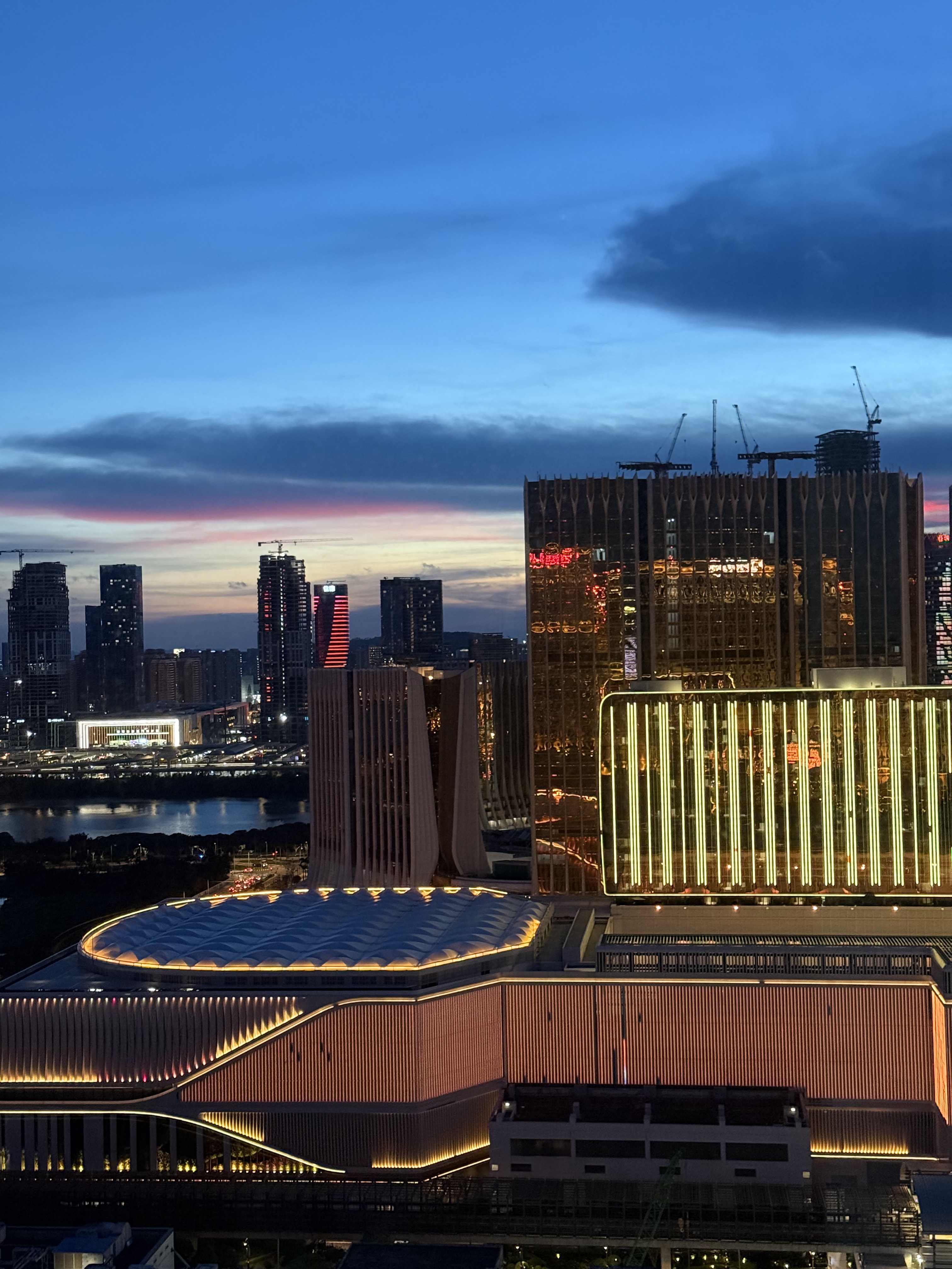 🌤️傍晚六点的Macao铁塔下 海岛城市 名不虚传 紫外线不输东南亚
纸醉金迷下的这座城市也是美丽的 除了好贵没别的毛病～
（龙牌卫衣真好看
	
#赶在日落前 #澳门巴黎铁塔 #澳门巴黎人 #权志龙卫衣 #城市氛围感 #旅行碎片 @Xi0（备婚版）