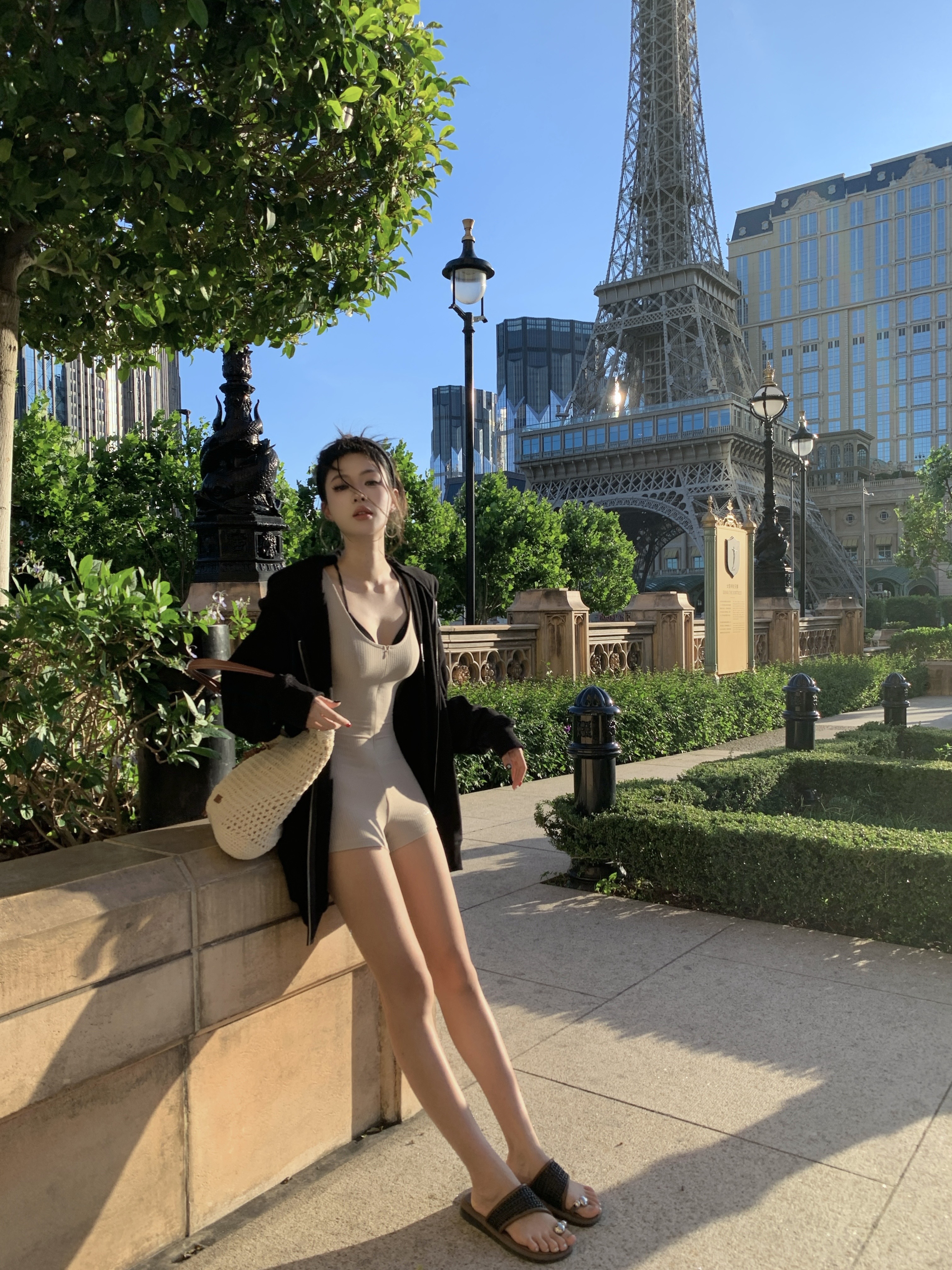 🌤️傍晚六点的Macao铁塔下 海岛城市 名不虚传 紫外线不输东南亚
纸醉金迷下的这座城市也是美丽的 除了好贵没别的毛病～
（龙牌卫衣真好看
	
#赶在日落前 #澳门巴黎铁塔 #澳门巴黎人 #权志龙卫衣 #城市氛围感 #旅行碎片 @Xi0（备婚版）