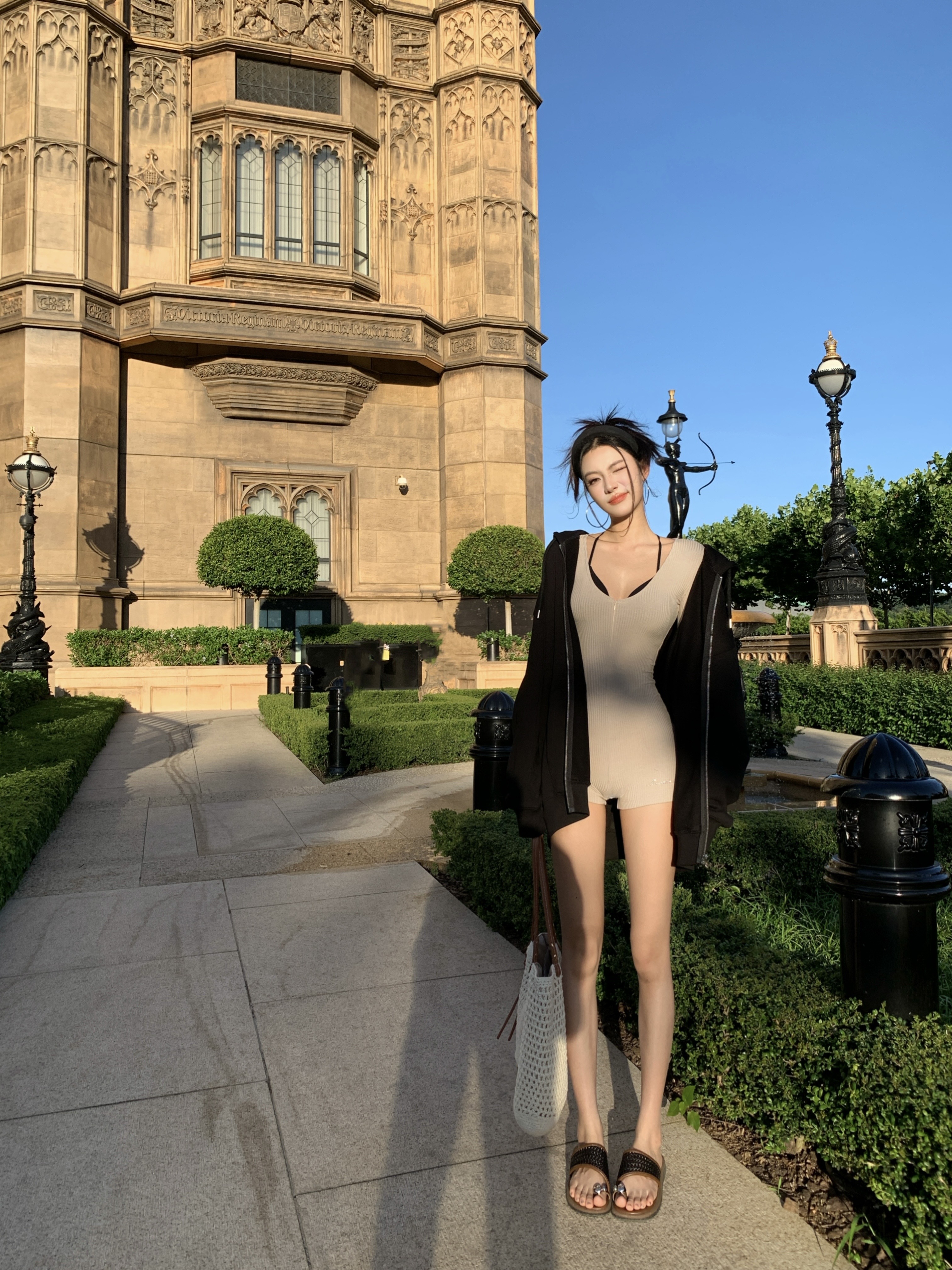 🌤️傍晚六点的Macao铁塔下 海岛城市 名不虚传 紫外线不输东南亚
纸醉金迷下的这座城市也是美丽的 除了好贵没别的毛病～
（龙牌卫衣真好看
	
#赶在日落前 #澳门巴黎铁塔 #澳门巴黎人 #权志龙卫衣 #城市氛围感 #旅行碎片 @Xi0（备婚版）