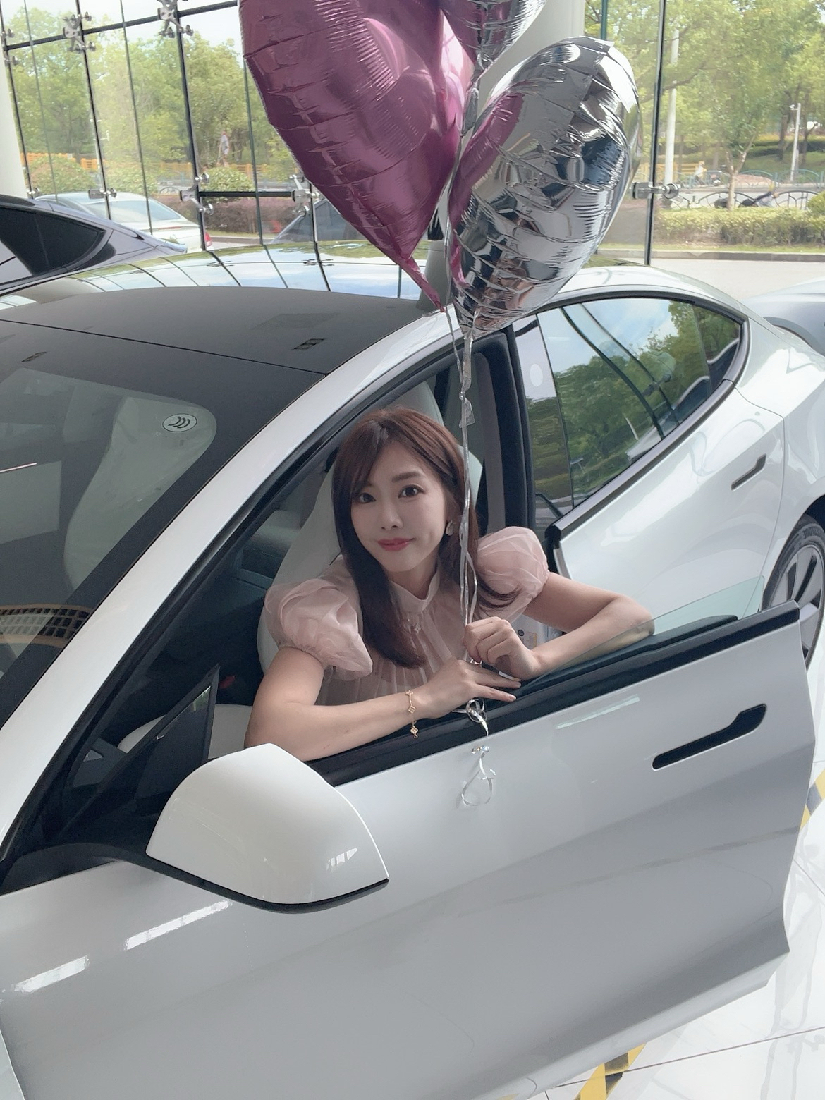 特斯拉新晋女司机报道！ 📅 6月的最后两周
忙碌得一塌糊涂
6.21 在上海特斯拉中心下订
6.23 二手车交易中心把旧车转卖过户
6.25 随身办提交绿牌额度审批
6.26 办理贷款
6.27 支付尾款
6.28 办理上牌代办
（这样可以提前验车，后续改色比较方便）
6.29 购买保险
6.30 顺利提车！
对于买车小白来说服务真的很贴心
操作流程都会给到你
不懂可以随时在群里提问
真的好感谢！ 后悔没有早点加入特斯拉大家庭！
#特斯拉(上海森兰交付中心)[poi_v2]# @特斯拉上海森兰交付中心
提车当天按照群里指引到达2楼签到、做了人脸实名认证；介绍延保、车窗膜；然后认真听老师讲课…
最后终于来到了爱车边上！验完车（外观内饰检查）、拿出提前准备好的花花和气球，开始拍美照啦！全程完全没人催你走！仪式感给到位！最后再去2楼选车牌、提交资料、然后提车顾问小哥哥会帮你把车开到门口！临走还不忘道一句：恭喜提车！欢迎加入特斯拉大家庭！ 今天我还沉浸在提车的喜悦中[飞吻R]#model3 #提车需要满满仪式感 #提车拍照 #提车拍照姿势 #特斯拉 @miu小涵是乖宝