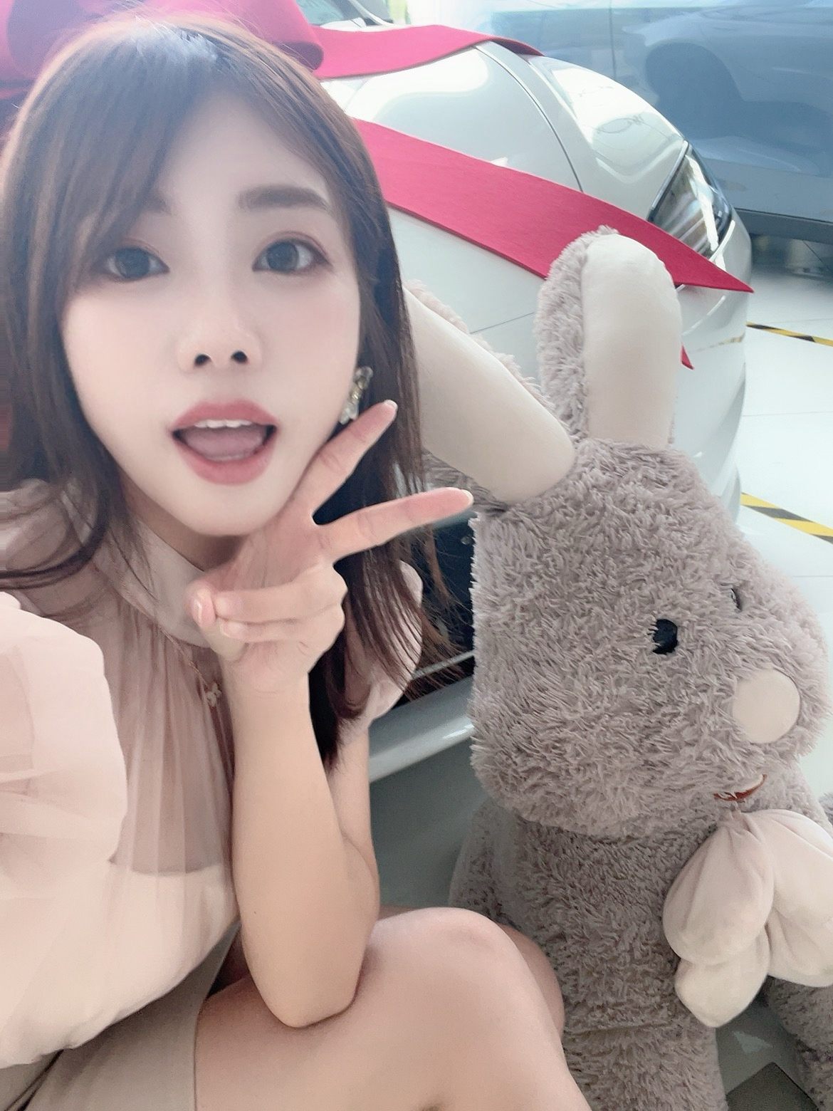 特斯拉新晋女司机报道！ 📅 6月的最后两周
忙碌得一塌糊涂
6.21 在上海特斯拉中心下订
6.23 二手车交易中心把旧车转卖过户
6.25 随身办提交绿牌额度审批
6.26 办理贷款
6.27 支付尾款
6.28 办理上牌代办
（这样可以提前验车，后续改色比较方便）
6.29 购买保险
6.30 顺利提车！
对于买车小白来说服务真的很贴心
操作流程都会给到你
不懂可以随时在群里提问
真的好感谢！ 后悔没有早点加入特斯拉大家庭！
#特斯拉(上海森兰交付中心)[poi_v2]# @特斯拉上海森兰交付中心
提车当天按照群里指引到达2楼签到、做了人脸实名认证；介绍延保、车窗膜；然后认真听老师讲课…
最后终于来到了爱车边上！验完车（外观内饰检查）、拿出提前准备好的花花和气球，开始拍美照啦！全程完全没人催你走！仪式感给到位！最后再去2楼选车牌、提交资料、然后提车顾问小哥哥会帮你把车开到门口！临走还不忘道一句：恭喜提车！欢迎加入特斯拉大家庭！ 今天我还沉浸在提车的喜悦中[飞吻R]#model3 #提车需要满满仪式感 #提车拍照 #提车拍照姿势 #特斯拉 @miu小涵是乖宝