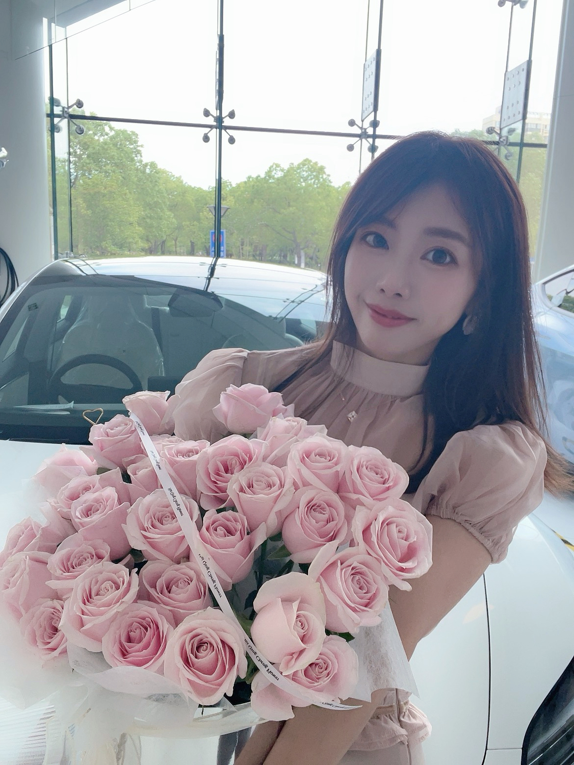 特斯拉新晋女司机报道！ 📅 6月的最后两周
忙碌得一塌糊涂
6.21 在上海特斯拉中心下订
6.23 二手车交易中心把旧车转卖过户
6.25 随身办提交绿牌额度审批
6.26 办理贷款
6.27 支付尾款
6.28 办理上牌代办
（这样可以提前验车，后续改色比较方便）
6.29 购买保险
6.30 顺利提车！
对于买车小白来说服务真的很贴心
操作流程都会给到你
不懂可以随时在群里提问
真的好感谢！ 后悔没有早点加入特斯拉大家庭！
#特斯拉(上海森兰交付中心)[poi_v2]# @特斯拉上海森兰交付中心
提车当天按照群里指引到达2楼签到、做了人脸实名认证；介绍延保、车窗膜；然后认真听老师讲课…
最后终于来到了爱车边上！验完车（外观内饰检查）、拿出提前准备好的花花和气球，开始拍美照啦！全程完全没人催你走！仪式感给到位！最后再去2楼选车牌、提交资料、然后提车顾问小哥哥会帮你把车开到门口！临走还不忘道一句：恭喜提车！欢迎加入特斯拉大家庭！ 今天我还沉浸在提车的喜悦中[飞吻R]#model3 #提车需要满满仪式感 #提车拍照 #提车拍照姿势 #特斯拉 @miu小涵是乖宝