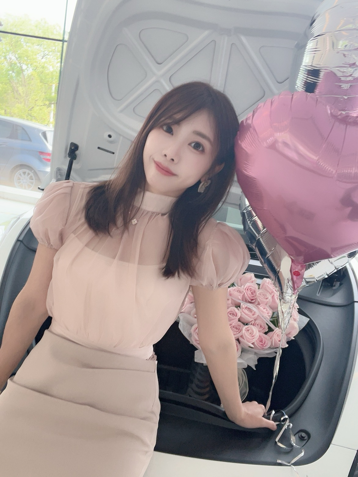 特斯拉新晋女司机报道！ 📅 6月的最后两周
忙碌得一塌糊涂
6.21 在上海特斯拉中心下订
6.23 二手车交易中心把旧车转卖过户
6.25 随身办提交绿牌额度审批
6.26 办理贷款
6.27 支付尾款
6.28 办理上牌代办
（这样可以提前验车，后续改色比较方便）
6.29 购买保险
6.30 顺利提车！
对于买车小白来说服务真的很贴心
操作流程都会给到你
不懂可以随时在群里提问
真的好感谢！ 后悔没有早点加入特斯拉大家庭！
#特斯拉(上海森兰交付中心)[poi_v2]# @特斯拉上海森兰交付中心
提车当天按照群里指引到达2楼签到、做了人脸实名认证；介绍延保、车窗膜；然后认真听老师讲课…
最后终于来到了爱车边上！验完车（外观内饰检查）、拿出提前准备好的花花和气球，开始拍美照啦！全程完全没人催你走！仪式感给到位！最后再去2楼选车牌、提交资料、然后提车顾问小哥哥会帮你把车开到门口！临走还不忘道一句：恭喜提车！欢迎加入特斯拉大家庭！ 今天我还沉浸在提车的喜悦中[飞吻R]#model3 #提车需要满满仪式感 #提车拍照 #提车拍照姿势 #特斯拉 @miu小涵是乖宝