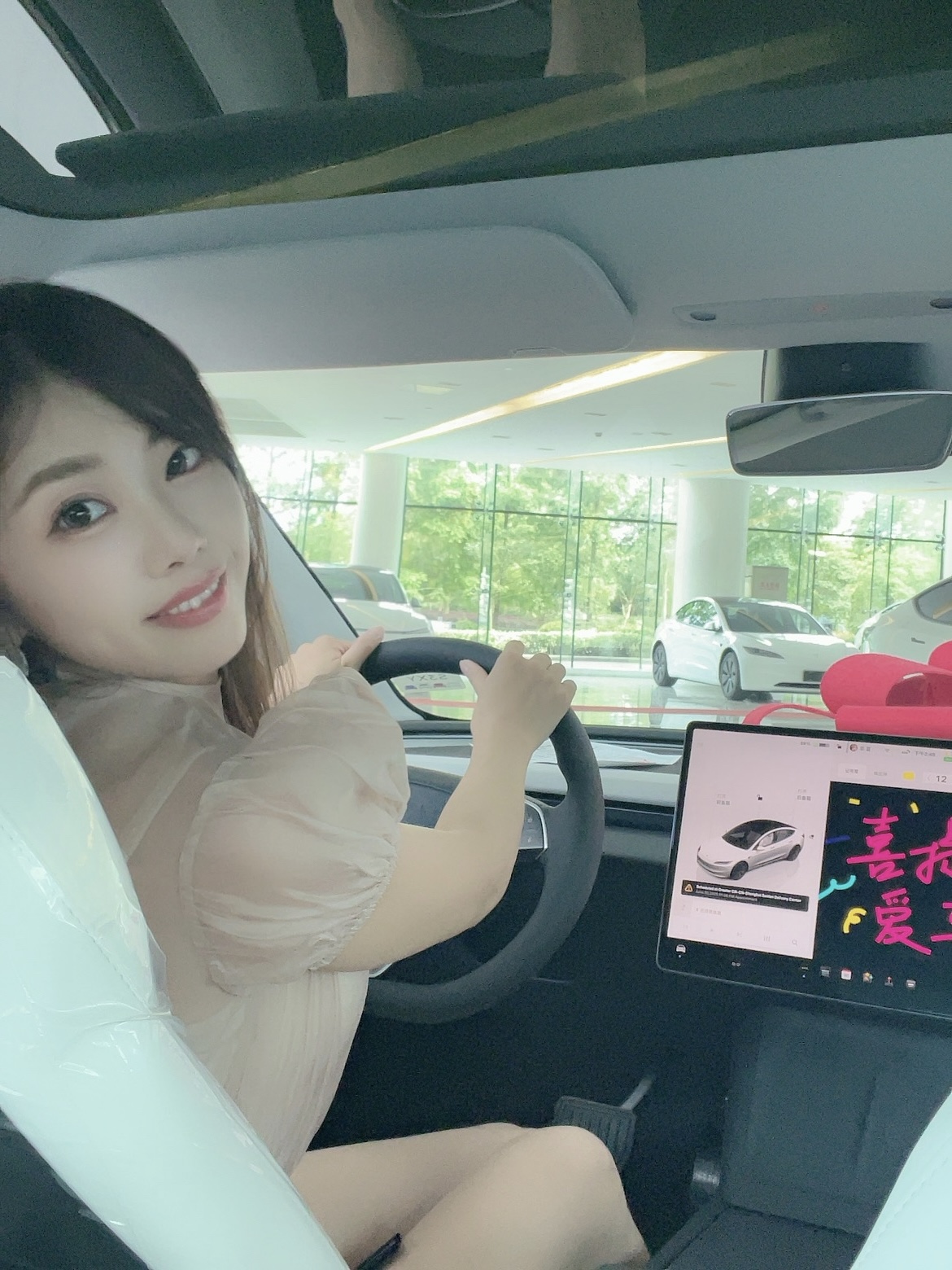 特斯拉新晋女司机报道！ 📅 6月的最后两周
忙碌得一塌糊涂
6.21 在上海特斯拉中心下订
6.23 二手车交易中心把旧车转卖过户
6.25 随身办提交绿牌额度审批
6.26 办理贷款
6.27 支付尾款
6.28 办理上牌代办
（这样可以提前验车，后续改色比较方便）
6.29 购买保险
6.30 顺利提车！
对于买车小白来说服务真的很贴心
操作流程都会给到你
不懂可以随时在群里提问
真的好感谢！ 后悔没有早点加入特斯拉大家庭！
#特斯拉(上海森兰交付中心)[poi_v2]# @特斯拉上海森兰交付中心
提车当天按照群里指引到达2楼签到、做了人脸实名认证；介绍延保、车窗膜；然后认真听老师讲课…
最后终于来到了爱车边上！验完车（外观内饰检查）、拿出提前准备好的花花和气球，开始拍美照啦！全程完全没人催你走！仪式感给到位！最后再去2楼选车牌、提交资料、然后提车顾问小哥哥会帮你把车开到门口！临走还不忘道一句：恭喜提车！欢迎加入特斯拉大家庭！ 今天我还沉浸在提车的喜悦中[飞吻R]#model3 #提车需要满满仪式感 #提车拍照 #提车拍照姿势 #特斯拉 @miu小涵是乖宝