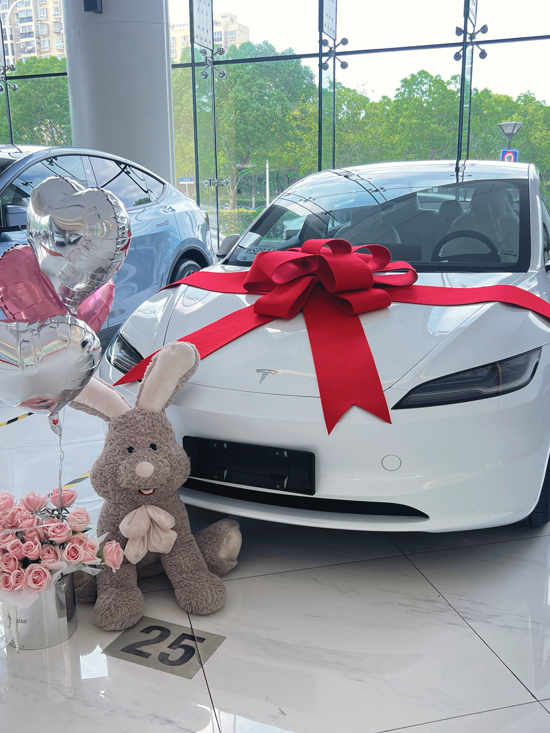 特斯拉新晋女司机报道！ 📅 6月的最后两周
忙碌得一塌糊涂
6.21 在上海特斯拉中心下订
6.23 二手车交易中心把旧车转卖过户
6.25 随身办提交绿牌额度审批
6.26 办理贷款
6.27 支付尾款
6.28 办理上牌代办
（这样可以提前验车，后续改色比较方便）
6.29 购买保险
6.30 顺利提车！
对于买车小白来说服务真的很贴心
操作流程都会给到你
不懂可以随时在群里提问
真的好感谢！ 后悔没有早点加入特斯拉大家庭！
#特斯拉(上海森兰交付中心)[poi_v2]# @特斯拉上海森兰交付中心
提车当天按照群里指引到达2楼签到、做了人脸实名认证；介绍延保、车窗膜；然后认真听老师讲课…
最后终于来到了爱车边上！验完车（外观内饰检查）、拿出提前准备好的花花和气球，开始拍美照啦！全程完全没人催你走！仪式感给到位！最后再去2楼选车牌、提交资料、然后提车顾问小哥哥会帮你把车开到门口！临走还不忘道一句：恭喜提车！欢迎加入特斯拉大家庭！ 今天我还沉浸在提车的喜悦中[飞吻R]#model3 #提车需要满满仪式感 #提车拍照 #提车拍照姿势 #特斯拉 @miu小涵是乖宝