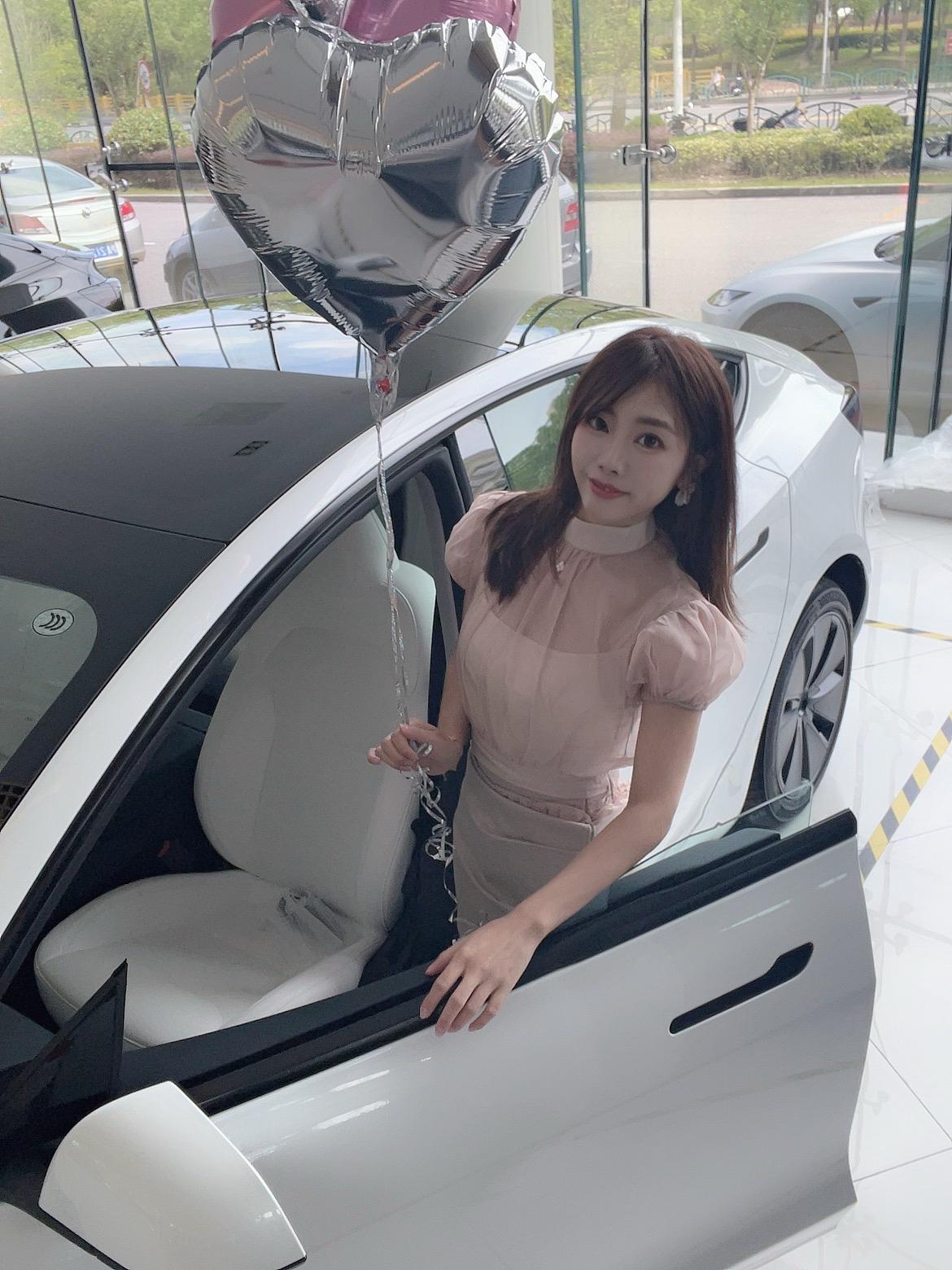 特斯拉新晋女司机报道！ 📅 6月的最后两周
忙碌得一塌糊涂
6.21 在上海特斯拉中心下订
6.23 二手车交易中心把旧车转卖过户
6.25 随身办提交绿牌额度审批
6.26 办理贷款
6.27 支付尾款
6.28 办理上牌代办
（这样可以提前验车，后续改色比较方便）
6.29 购买保险
6.30 顺利提车！
对于买车小白来说服务真的很贴心
操作流程都会给到你
不懂可以随时在群里提问
真的好感谢！ 后悔没有早点加入特斯拉大家庭！
#特斯拉(上海森兰交付中心)[poi_v2]# @特斯拉上海森兰交付中心
提车当天按照群里指引到达2楼签到、做了人脸实名认证；介绍延保、车窗膜；然后认真听老师讲课…
最后终于来到了爱车边上！验完车（外观内饰检查）、拿出提前准备好的花花和气球，开始拍美照啦！全程完全没人催你走！仪式感给到位！最后再去2楼选车牌、提交资料、然后提车顾问小哥哥会帮你把车开到门口！临走还不忘道一句：恭喜提车！欢迎加入特斯拉大家庭！ 今天我还沉浸在提车的喜悦中[飞吻R]#model3 #提车需要满满仪式感 #提车拍照 #提车拍照姿势 #特斯拉 @miu小涵是乖宝