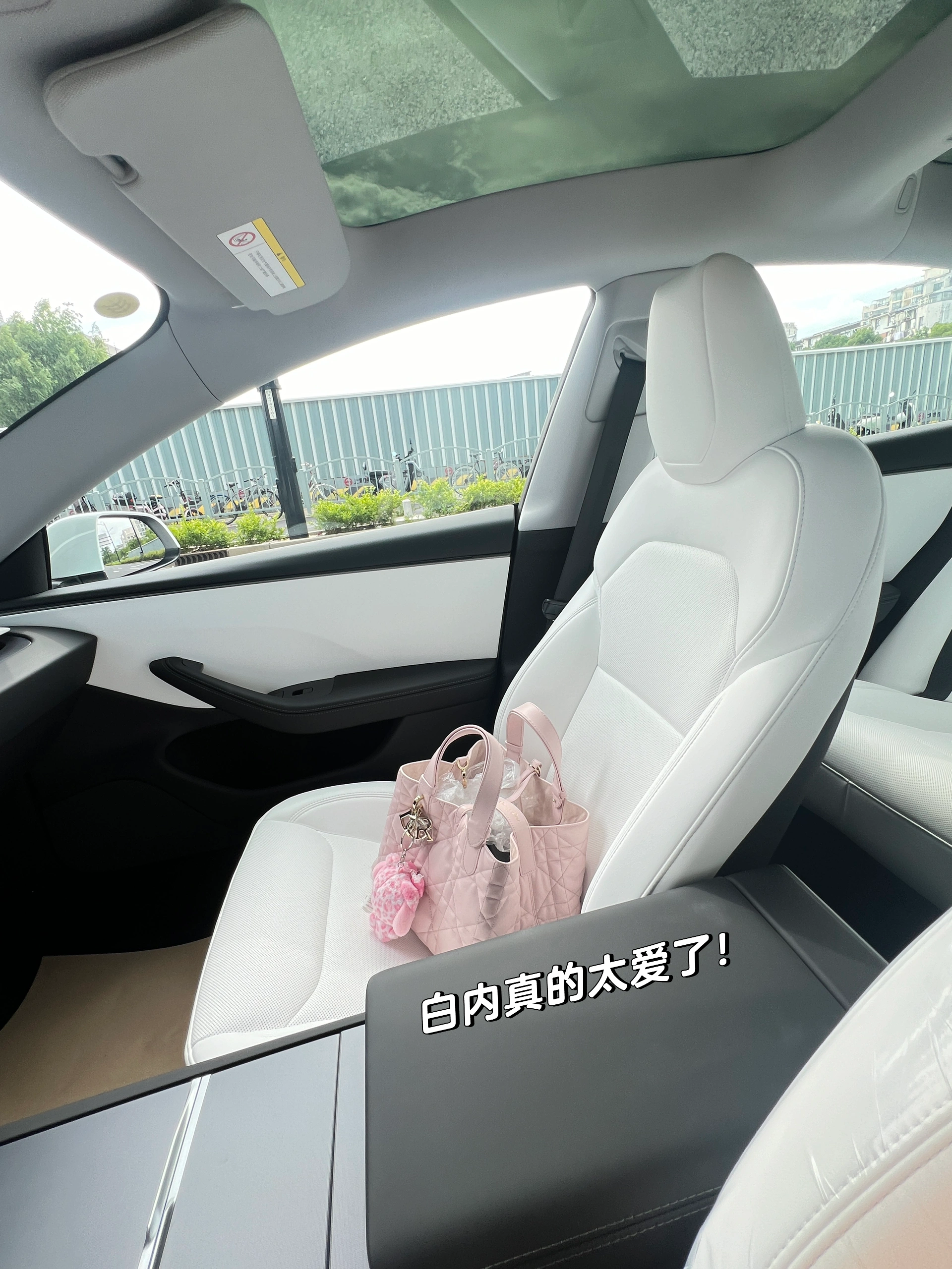 特斯拉新晋女司机报道！ 📅 6月的最后两周
忙碌得一塌糊涂
6.21 在上海特斯拉中心下订
6.23 二手车交易中心把旧车转卖过户
6.25 随身办提交绿牌额度审批
6.26 办理贷款
6.27 支付尾款
6.28 办理上牌代办
（这样可以提前验车，后续改色比较方便）
6.29 购买保险
6.30 顺利提车！
对于买车小白来说服务真的很贴心
操作流程都会给到你
不懂可以随时在群里提问
真的好感谢！ 后悔没有早点加入特斯拉大家庭！
#特斯拉(上海森兰交付中心)[poi_v2]# @特斯拉上海森兰交付中心
提车当天按照群里指引到达2楼签到、做了人脸实名认证；介绍延保、车窗膜；然后认真听老师讲课…
最后终于来到了爱车边上！验完车（外观内饰检查）、拿出提前准备好的花花和气球，开始拍美照啦！全程完全没人催你走！仪式感给到位！最后再去2楼选车牌、提交资料、然后提车顾问小哥哥会帮你把车开到门口！临走还不忘道一句：恭喜提车！欢迎加入特斯拉大家庭！ 今天我还沉浸在提车的喜悦中[飞吻R]#model3 #提车需要满满仪式感 #提车拍照 #提车拍照姿势 #特斯拉 @miu小涵是乖宝