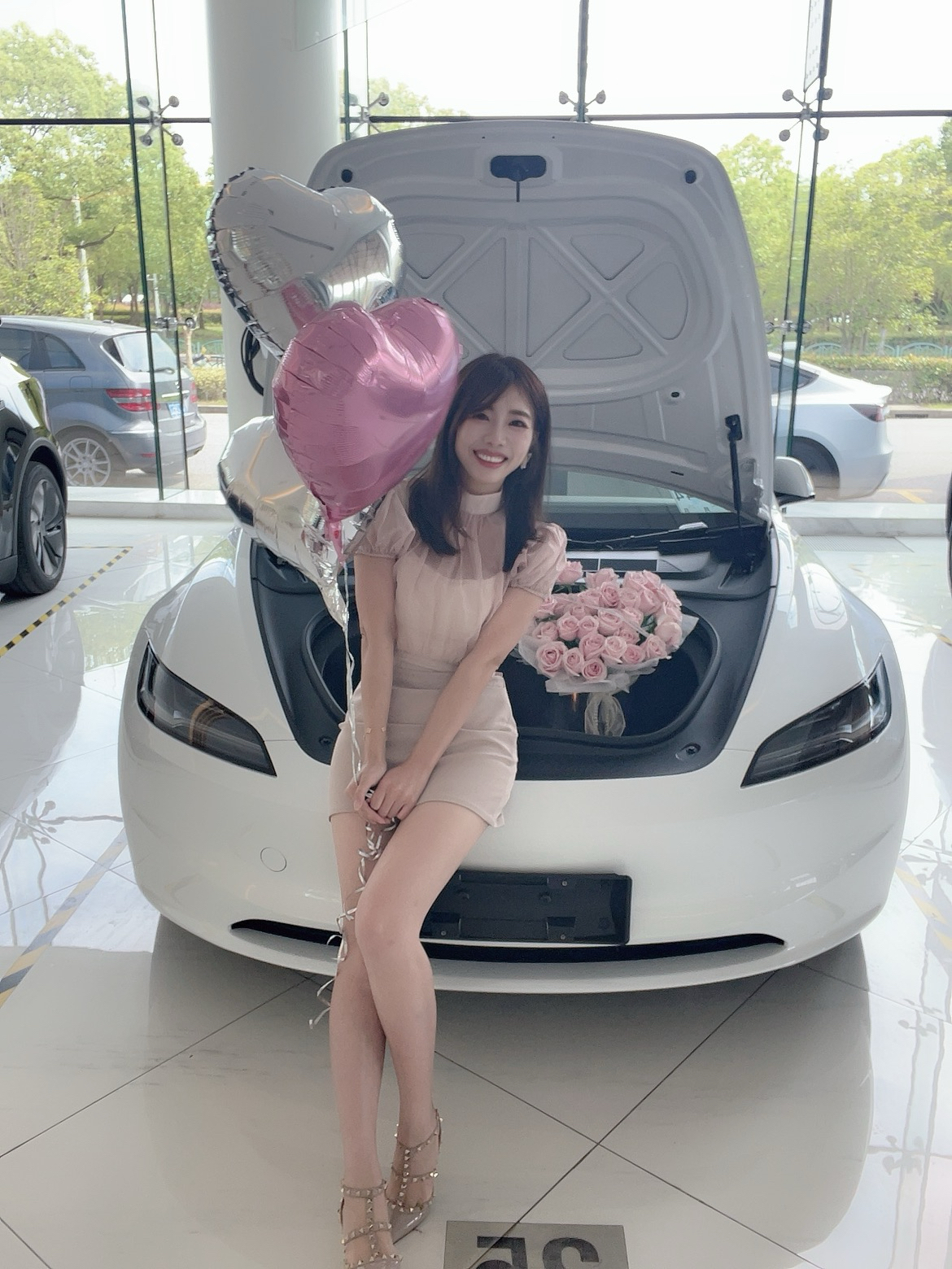 特斯拉新晋女司机报道！ 📅 6月的最后两周
忙碌得一塌糊涂
6.21 在上海特斯拉中心下订
6.23 二手车交易中心把旧车转卖过户
6.25 随身办提交绿牌额度审批
6.26 办理贷款
6.27 支付尾款
6.28 办理上牌代办
（这样可以提前验车，后续改色比较方便）
6.29 购买保险
6.30 顺利提车！
对于买车小白来说服务真的很贴心
操作流程都会给到你
不懂可以随时在群里提问
真的好感谢！ 后悔没有早点加入特斯拉大家庭！
#特斯拉(上海森兰交付中心)[poi_v2]# @特斯拉上海森兰交付中心
提车当天按照群里指引到达2楼签到、做了人脸实名认证；介绍延保、车窗膜；然后认真听老师讲课…
最后终于来到了爱车边上！验完车（外观内饰检查）、拿出提前准备好的花花和气球，开始拍美照啦！全程完全没人催你走！仪式感给到位！最后再去2楼选车牌、提交资料、然后提车顾问小哥哥会帮你把车开到门口！临走还不忘道一句：恭喜提车！欢迎加入特斯拉大家庭！ 今天我还沉浸在提车的喜悦中[飞吻R]#model3 #提车需要满满仪式感 #提车拍照 #提车拍照姿势 #特斯拉 @miu小涵是乖宝