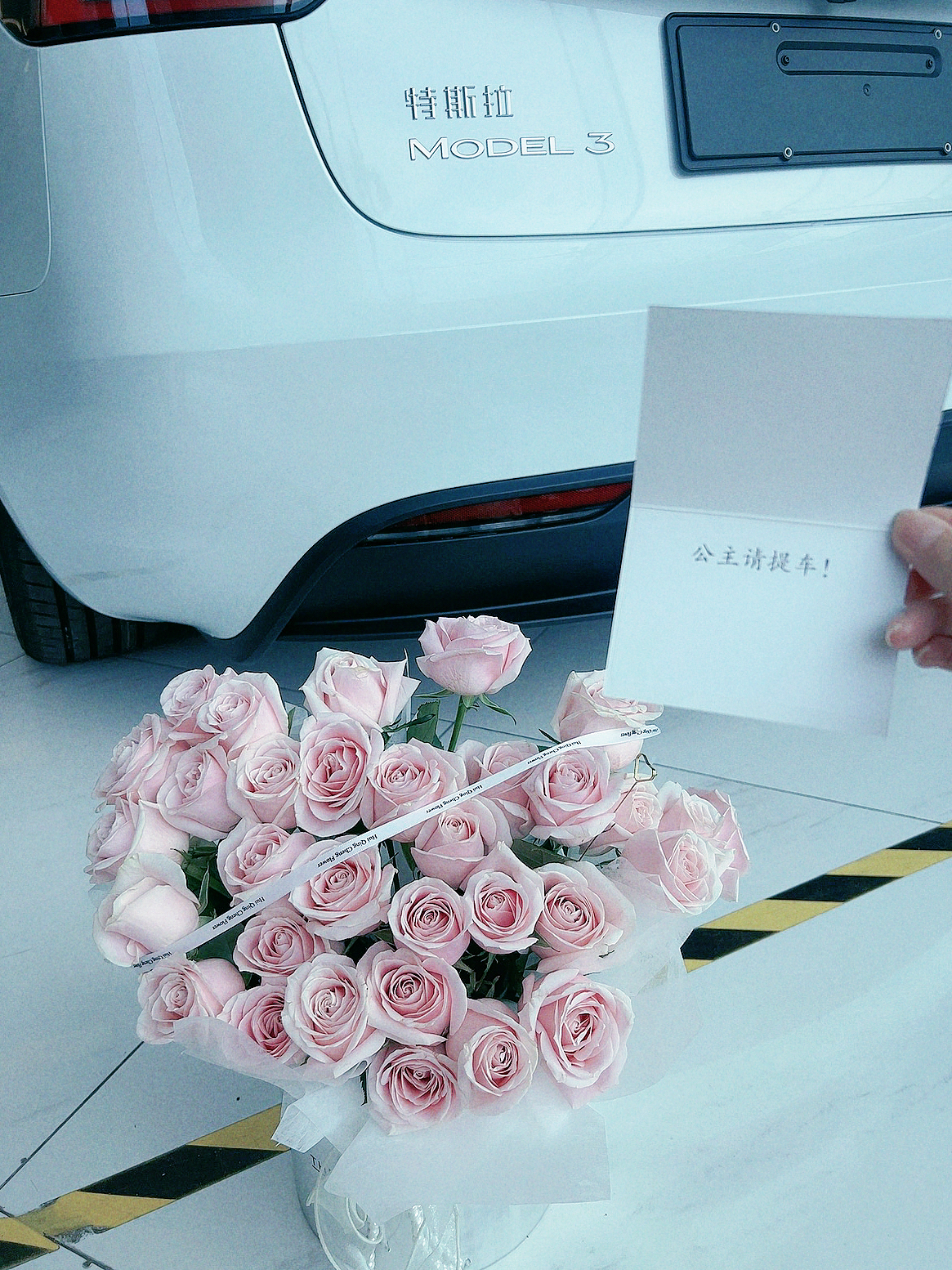 特斯拉新晋女司机报道！ 📅 6月的最后两周
忙碌得一塌糊涂
6.21 在上海特斯拉中心下订
6.23 二手车交易中心把旧车转卖过户
6.25 随身办提交绿牌额度审批
6.26 办理贷款
6.27 支付尾款
6.28 办理上牌代办
（这样可以提前验车，后续改色比较方便）
6.29 购买保险
6.30 顺利提车！
对于买车小白来说服务真的很贴心
操作流程都会给到你
不懂可以随时在群里提问
真的好感谢！ 后悔没有早点加入特斯拉大家庭！
#特斯拉(上海森兰交付中心)[poi_v2]# @特斯拉上海森兰交付中心
提车当天按照群里指引到达2楼签到、做了人脸实名认证；介绍延保、车窗膜；然后认真听老师讲课…
最后终于来到了爱车边上！验完车（外观内饰检查）、拿出提前准备好的花花和气球，开始拍美照啦！全程完全没人催你走！仪式感给到位！最后再去2楼选车牌、提交资料、然后提车顾问小哥哥会帮你把车开到门口！临走还不忘道一句：恭喜提车！欢迎加入特斯拉大家庭！ 今天我还沉浸在提车的喜悦中[飞吻R]#model3 #提车需要满满仪式感 #提车拍照 #提车拍照姿势 #特斯拉 @miu小涵是乖宝