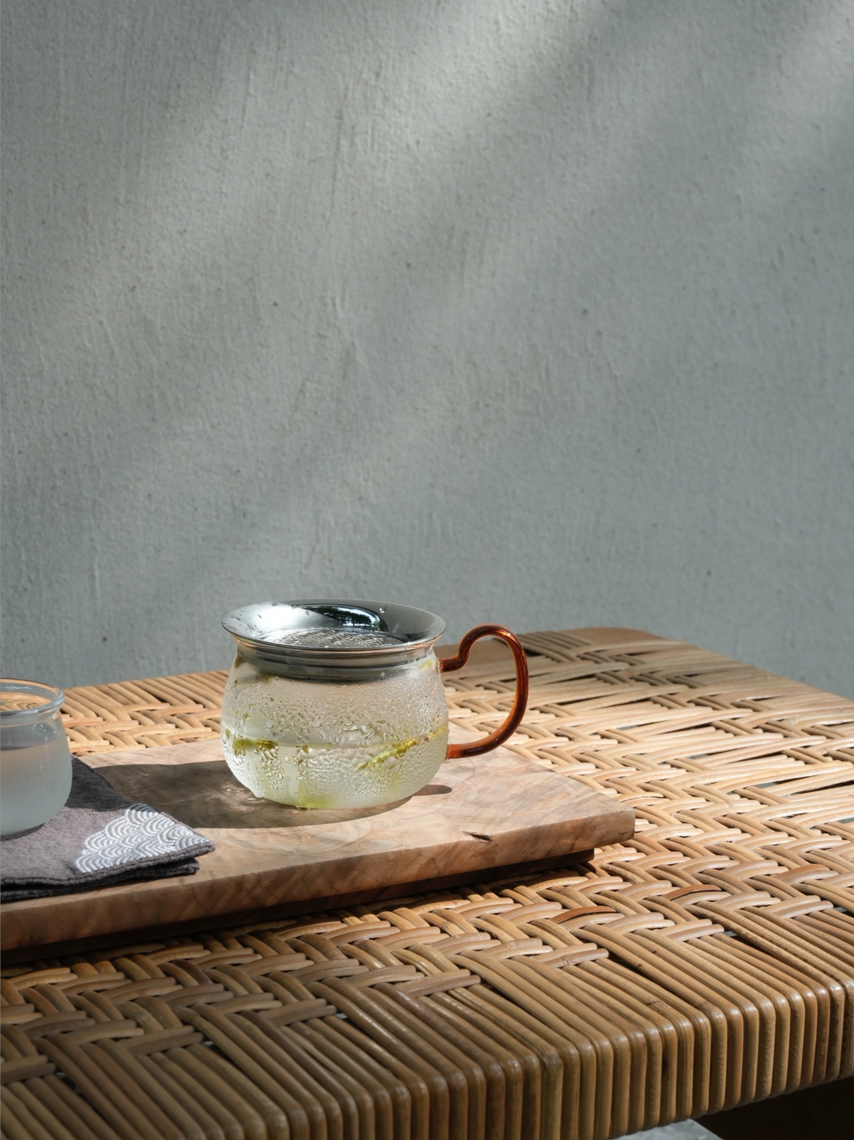 🔴𝚃𝚎𝚜𝚕𝚊｜“最近爱上了喝茶🍵” 天气越来越热，
本想午休坐户外，
树荫下喝一泡冷泡茶。
没想到六月的风已是滚烫，
树下也坐不住了。
	
好在车上有小茶桌，
于是把茶席挪到了车上，
一个人吹着空调凉风，
听着婉婉音乐，
喝一口冰冰凉凉的冷泡茶，
宛如置身雨后龙井，
消暑又静心。
	
#汽车博主 #特斯拉 #女生车内饰 #茶系慢⽣活 #特斯拉modely #一人一件车载好物 #氛围感车内饰 #淡人生活 #车载好物 @➰YY.