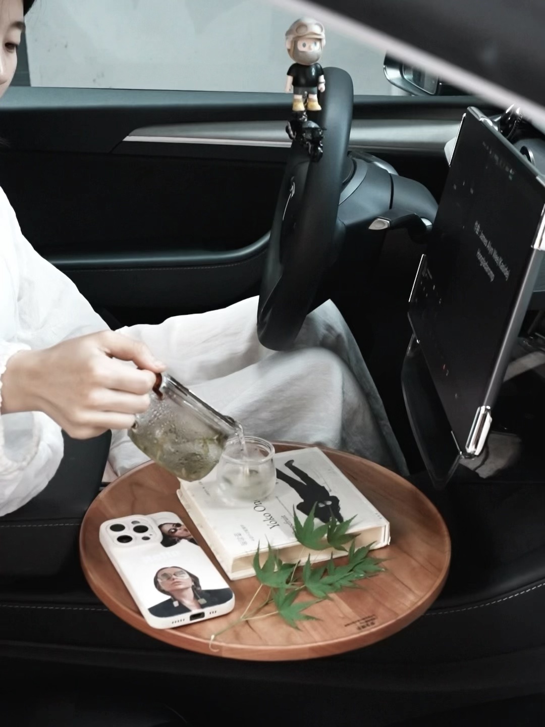 🔴𝚃𝚎𝚜𝚕𝚊｜“最近爱上了喝茶🍵” 天气越来越热，
本想午休坐户外，
树荫下喝一泡冷泡茶。
没想到六月的风已是滚烫，
树下也坐不住了。
	
好在车上有小茶桌，
于是把茶席挪到了车上，
一个人吹着空调凉风，
听着婉婉音乐，
喝一口冰冰凉凉的冷泡茶，
宛如置身雨后龙井，
消暑又静心。
	
#汽车博主 #特斯拉 #女生车内饰 #茶系慢⽣活 #特斯拉modely #一人一件车载好物 #氛围感车内饰 #淡人生活 #车载好物 @➰YY.