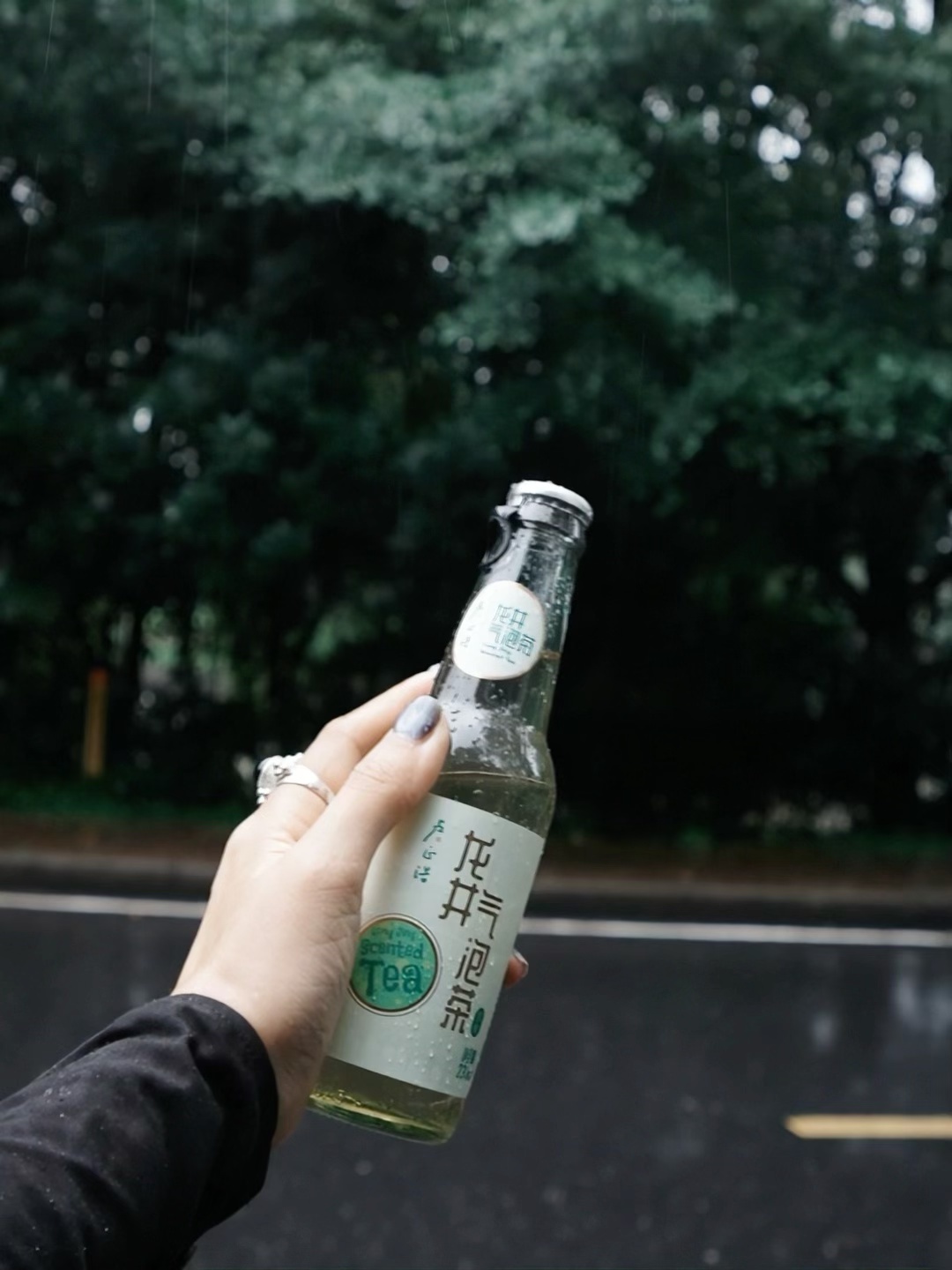 🔴𝚃𝚎𝚜𝚕𝚊｜“雨天断联，一个人🍻” 雨天断联，一个人听雨，
静静坐车里，
听雨刷洗万物的声音。
	
坐在林间路边，
开一瓶气泡茶🫧🍵，
跟自己干杯🍻。
	
车窗外暴雨如注，
而我自带清凉。
	
#汽车博主 #特斯拉 #女生车内饰 #陷入雨天的氛围里 #特斯拉modely #氛围感车内饰 #喜欢下雨天 #特斯拉内饰 #雨天是最好的滤镜 #女性成长 @➰YY.