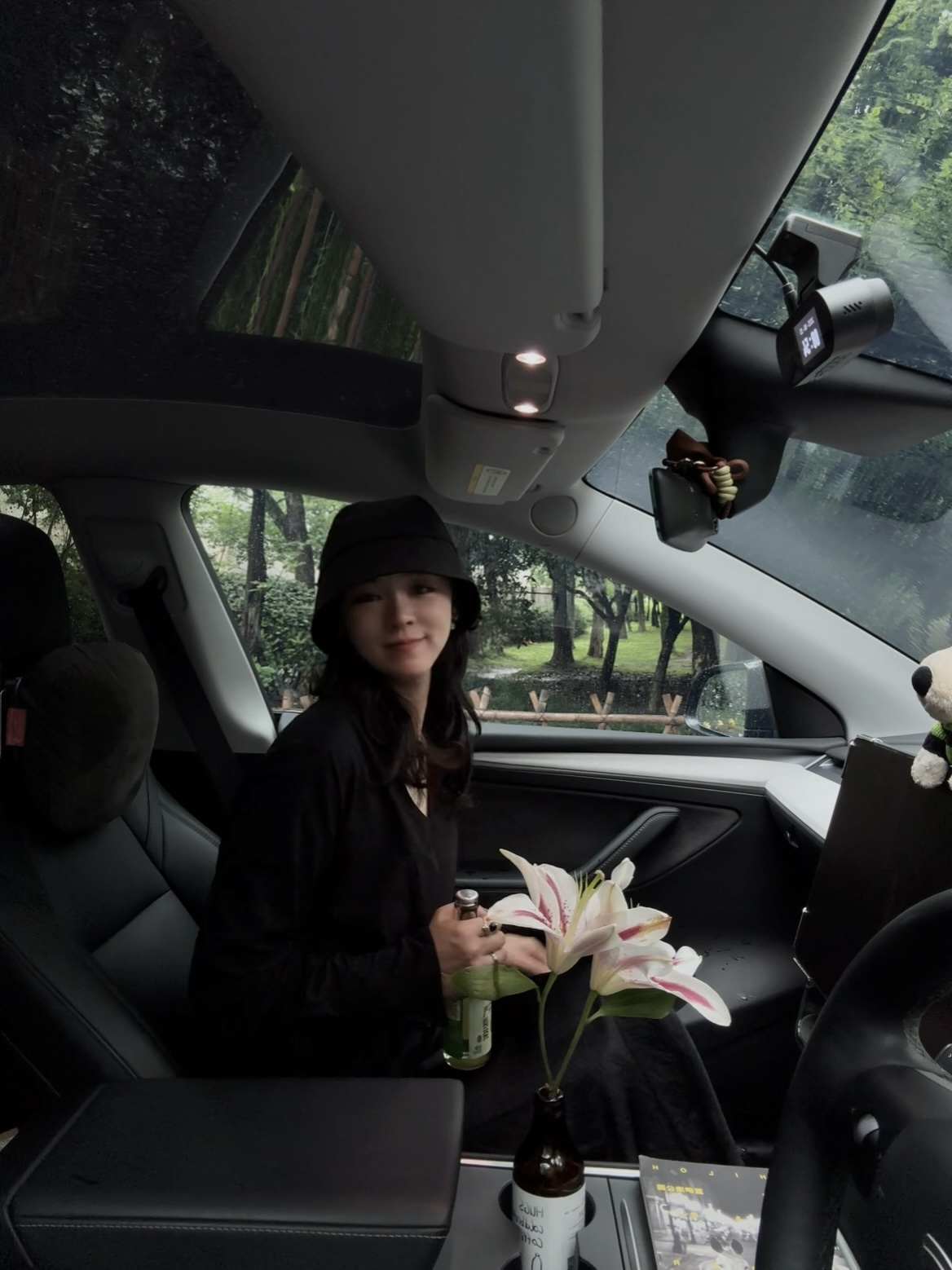 🔴𝚃𝚎𝚜𝚕𝚊｜“雨天断联，一个人🍻” 雨天断联，一个人听雨，
静静坐车里，
听雨刷洗万物的声音。
	
坐在林间路边，
开一瓶气泡茶🫧🍵，
跟自己干杯🍻。
	
车窗外暴雨如注，
而我自带清凉。
	
#汽车博主 #特斯拉 #女生车内饰 #陷入雨天的氛围里 #特斯拉modely #氛围感车内饰 #喜欢下雨天 #特斯拉内饰 #雨天是最好的滤镜 #女性成长 @➰YY.