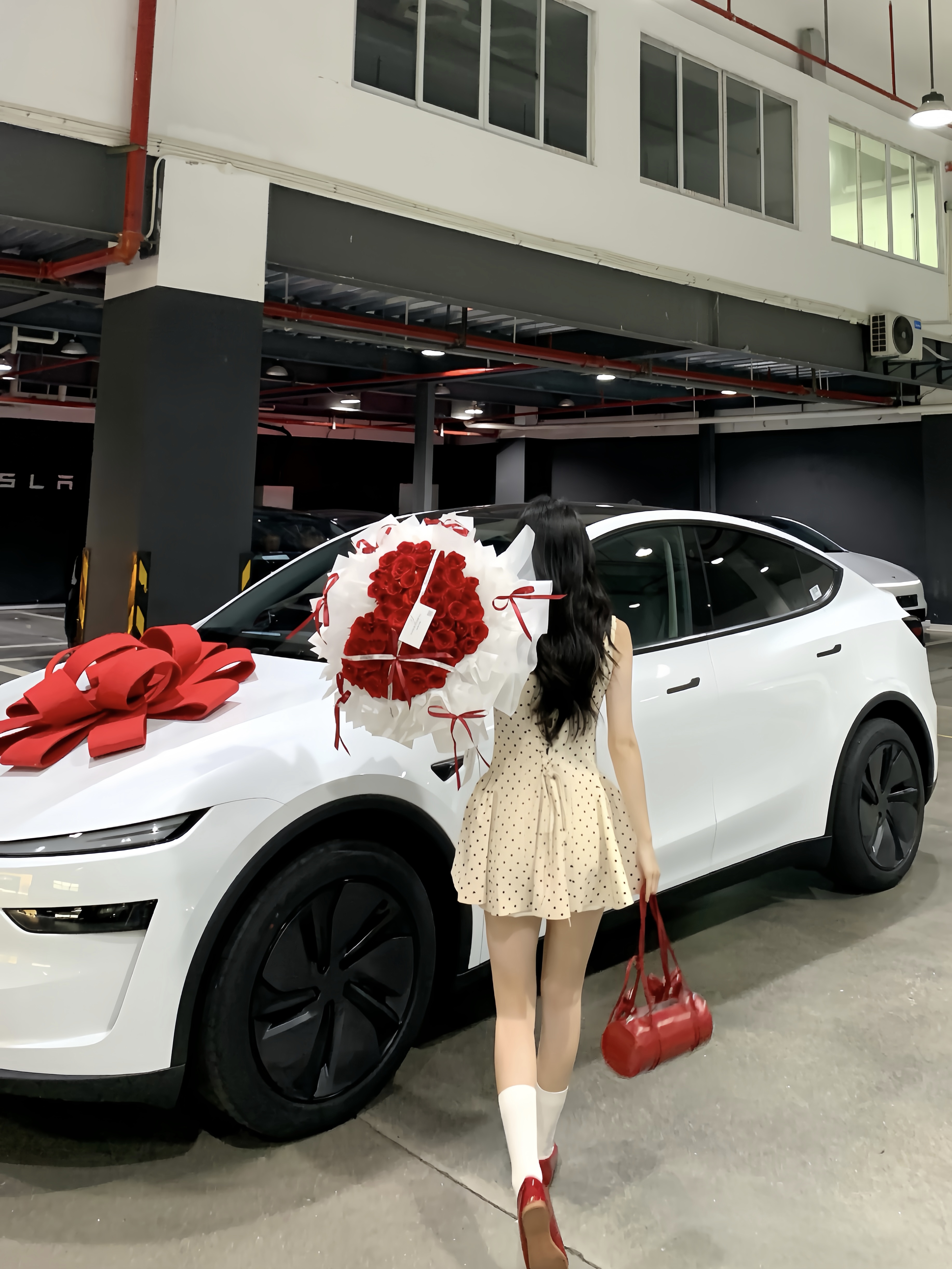 喜提特斯拉大玩具🚗 终于提到心心念念的特斯拉了～
是很喜欢的白色 干净又大气
	
全程一小时就办完交车了🥳效率很高夸夸
想看看大家的modely的内饰！
#喜提新车 #提车仪式 #特斯拉 #特斯拉Y #modely #拍照姿势 #适合女生开的车 #人生第一辆小车车 @一只甜鲸
