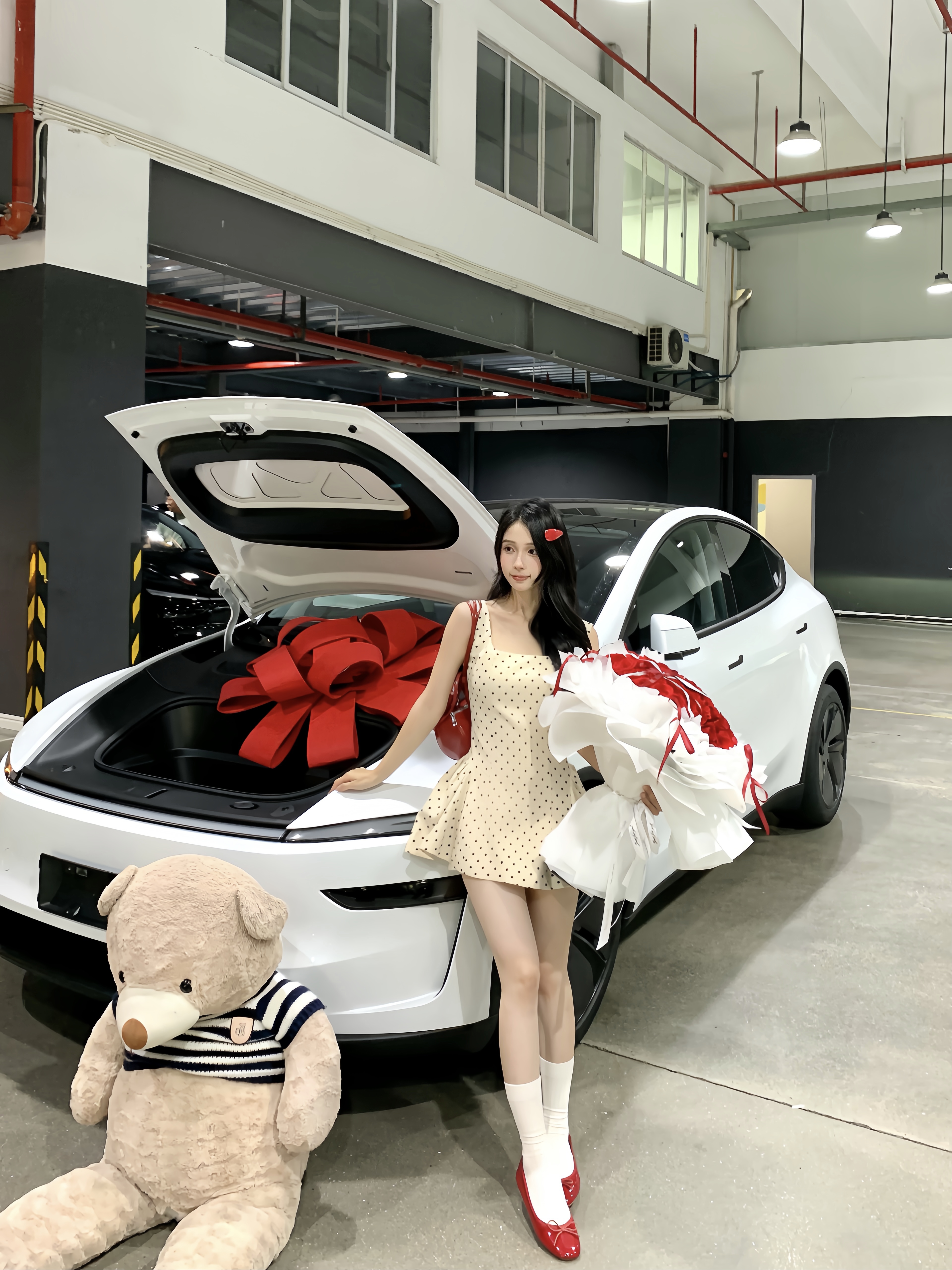 喜提特斯拉大玩具🚗 终于提到心心念念的特斯拉了～
是很喜欢的白色 干净又大气
	
全程一小时就办完交车了🥳效率很高夸夸
想看看大家的modely的内饰！
#喜提新车 #提车仪式 #特斯拉 #特斯拉Y #modely #拍照姿势 #适合女生开的车 #人生第一辆小车车 @一只甜鲸