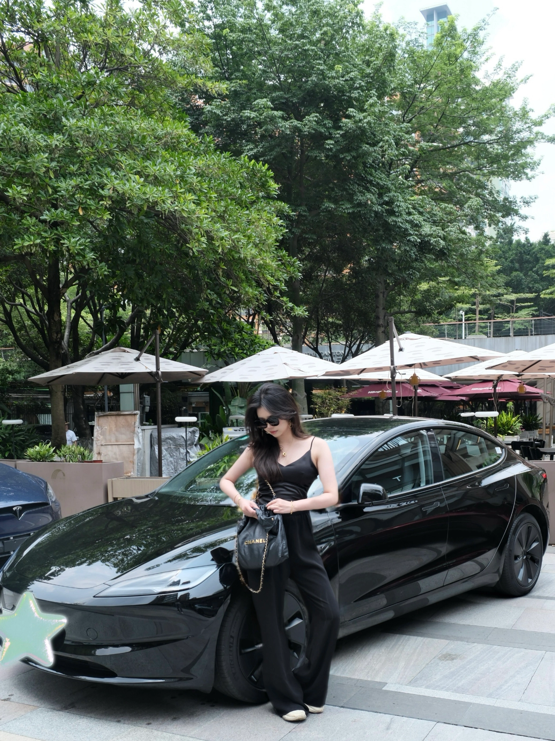 01年大厂女喜提新车｜第一次掌握人生方向盘 几个月前付定金的时候，我连驾照都没拿到。
	
四年前，在我大二暑假时，
因为不想在炎炎夏日练车和在驾校受气，
考试资格都过期了也没把驾照考下来。
	
当时想着靠打车和公共交通就可以解决日常需求，
结果现在工作去了个坐高铁很不方便，
但开车1h内能串联整个大湾区的城市。
	
这让我下定决心必须把驾照给马上考了。
	
原来特别恐惧考驾照和上路的我，
如今居然也开了快上千公里了：
从盘山山路、沿海高速，
到高楼林立的CBD和电鸡成群的城区。
	
今天下午独自一人坐在车上，握着方向盘，
听着kunkun的新歌《deadman》
在夕阳下两旁都是棕榈树的空无一人的车道上奔驰，
那一刻真的觉得，好自由。
	
经济独立、会开车——
这两件事第一次让我觉得，
自己是一个真正掌握人生方向的成年人了。
	
本科那会儿，我的活动范围不会超过家附近几公里。
每天上课、写作业，周末就去商场吃喝玩乐。
至于车？
坐别人的副驾不挺好吗，为什么要自己开？
	
我当时真的就是这么想的。
	
直到我学会开车，
我才意识到我的生活半径一下子被扩张了。
	
我可以决定要去哪里、什么时候出发、哪条路最舒服；
我必须全神贯注地为自己和路上的每一个人负责。
	
还让我惊讶的是：
自从自己开车才发现——
主驾驶的风景，真的和副驾驶完全不一样。
同一条路，因为视角不同，带来的体验截然不同。
我才意识到，道路景观设计，本就是为主驾驶而设的。
	
其实人生何尝不是如此。
很多生活和工作的场景，
只有你坐在“主驾驶”位置，
才能拥有真正的视野、节奏与选择权。
	
工作也是。
三年前，我是一个对未来毫无方向、每天混日子的大学生。
当时身边人都在劝我：“不用那么努力啦，有什么意义呢？”
	
但我不甘心就这样混下去。
于是我一个人拖着行李去了外地实习，
一边适应陌生的城市节奏，
一边试图在工作中找到属于自己的位置。
	
虽然那时候没有什么经验，也经历过很多怀疑人生的时刻，
但我始终觉得：比起原地不动，我更害怕的是对生活永远都没有掌控权。
	
现在再看，那个曾经宁愿错过驾照也不愿晒太阳的我，
如今也能独自开过一千公里、穿过无数路口了。
	
或许没有谁规定长大是什么样子，
但我知道——
把人生的方向盘牢牢握在自己手里，真的会更爽。
	
下一篇分享一下特斯拉驾驶体验和推荐的配件～
	
#人生第一辆车#适合女孩子的车 #特斯拉 #喜提爱车 #手握方向盘的女孩 #我的小车日记 #握紧方向盘的第一天 #人生第一辆车 @是白羊Fifi呀